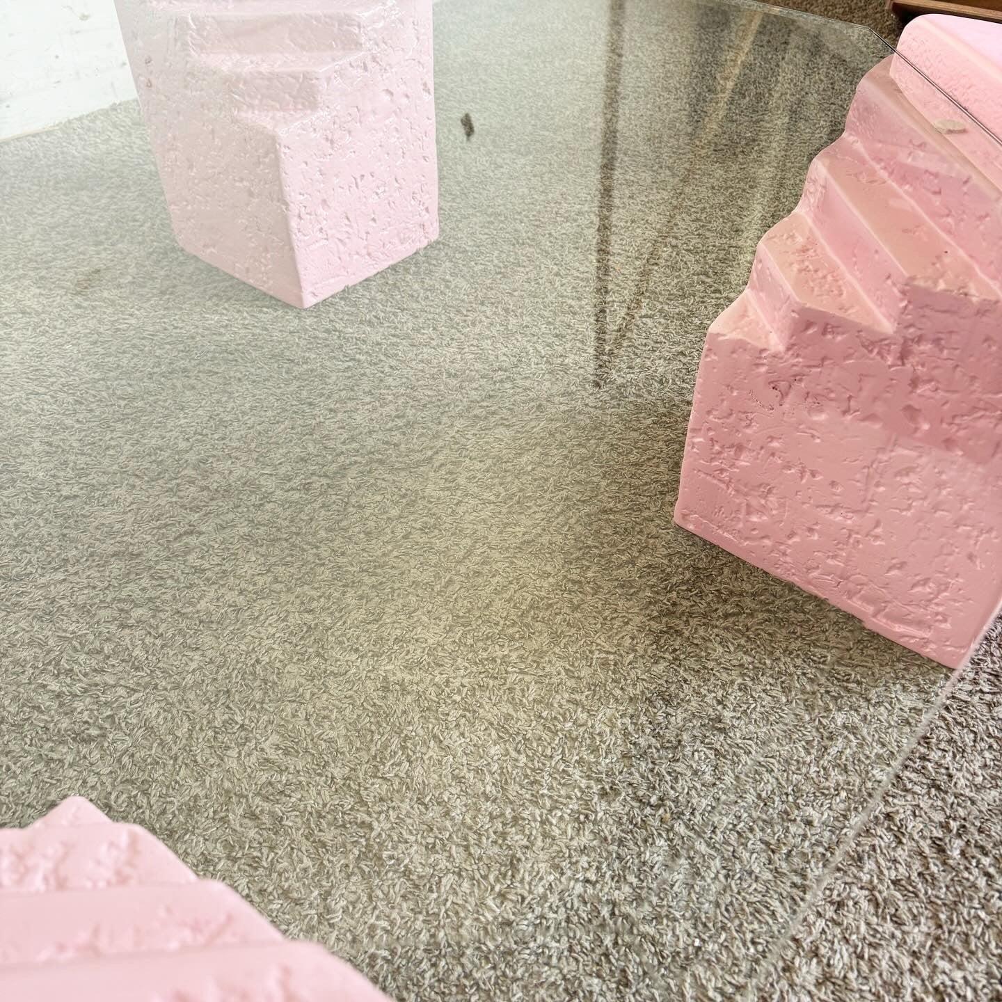Table basse octogonale postmoderne en plâtre rose et faux corail avec plateau en verre en vente 1