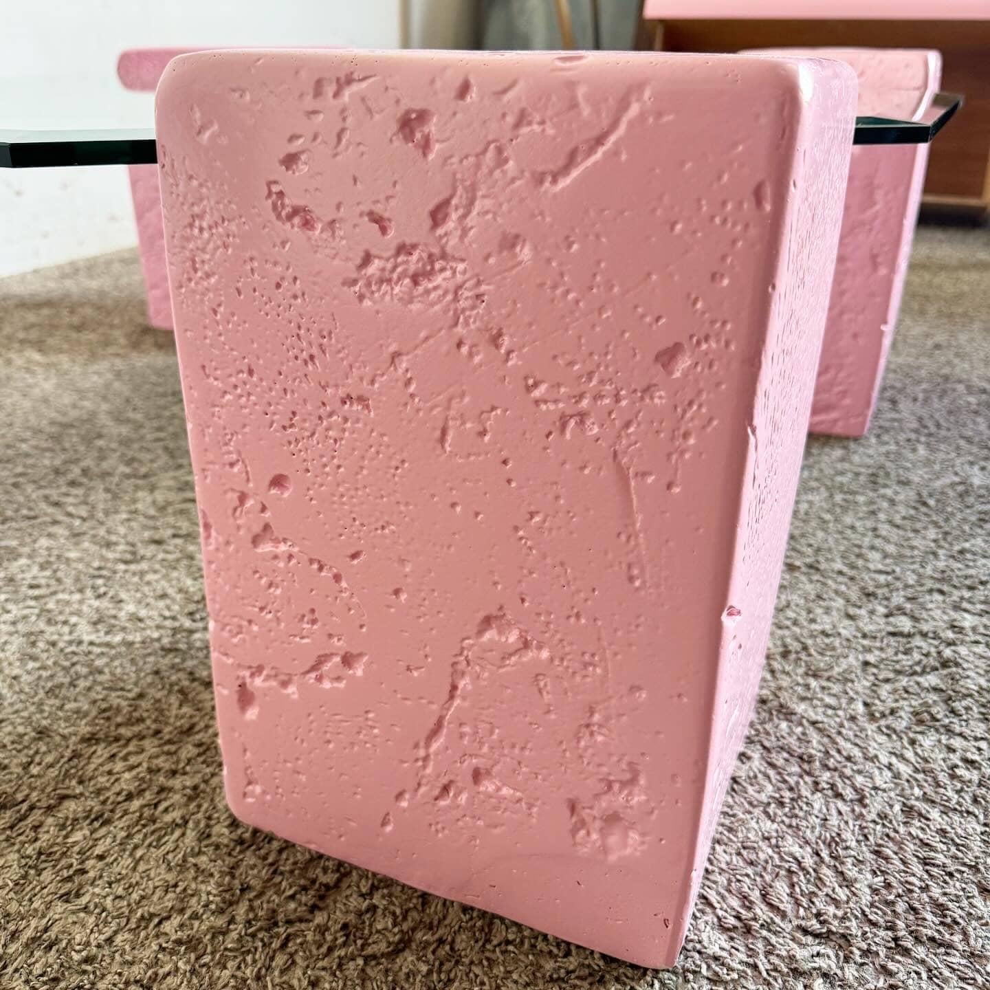 Table basse octogonale postmoderne en plâtre rose et faux corail avec plateau en verre en vente 2