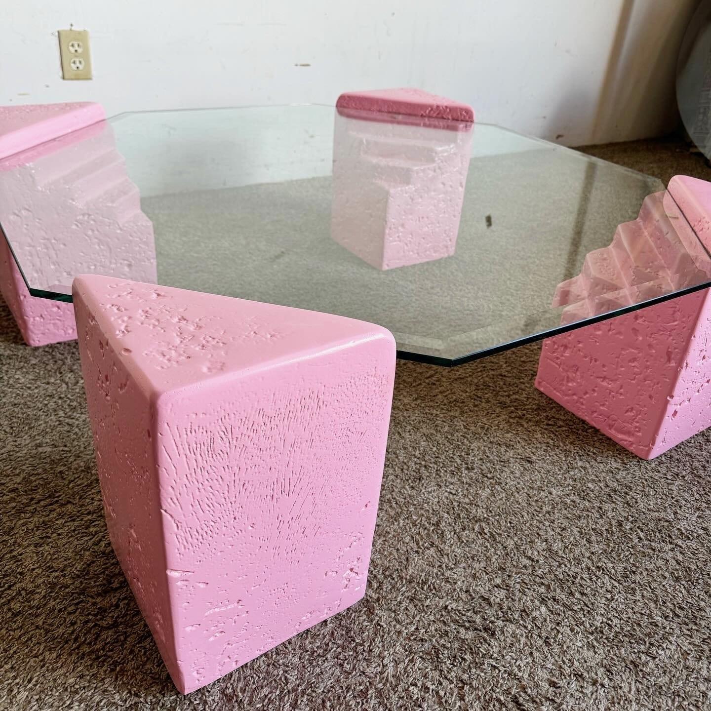 Table basse octogonale postmoderne en plâtre rose et faux corail avec plateau en verre en vente 3