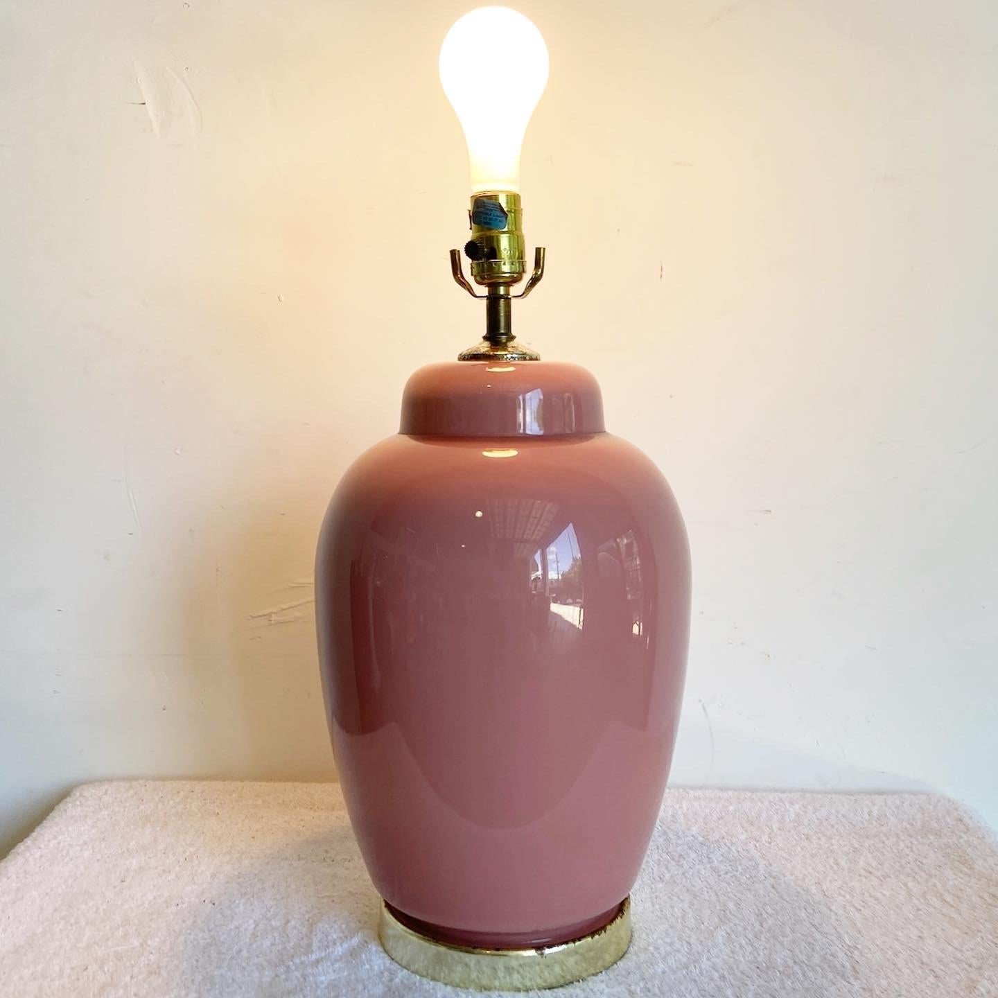 Wir präsentieren unsere postmoderne Tischleuchte aus rosafarbener, glänzender Keramik, eine Mischung aus zeitgenössischem Design und eleganter Ästhetik. Mit ihrem eleganten Keramiksockel in leuchtendem Pink verleiht diese kompakte Lampe jedem Raum