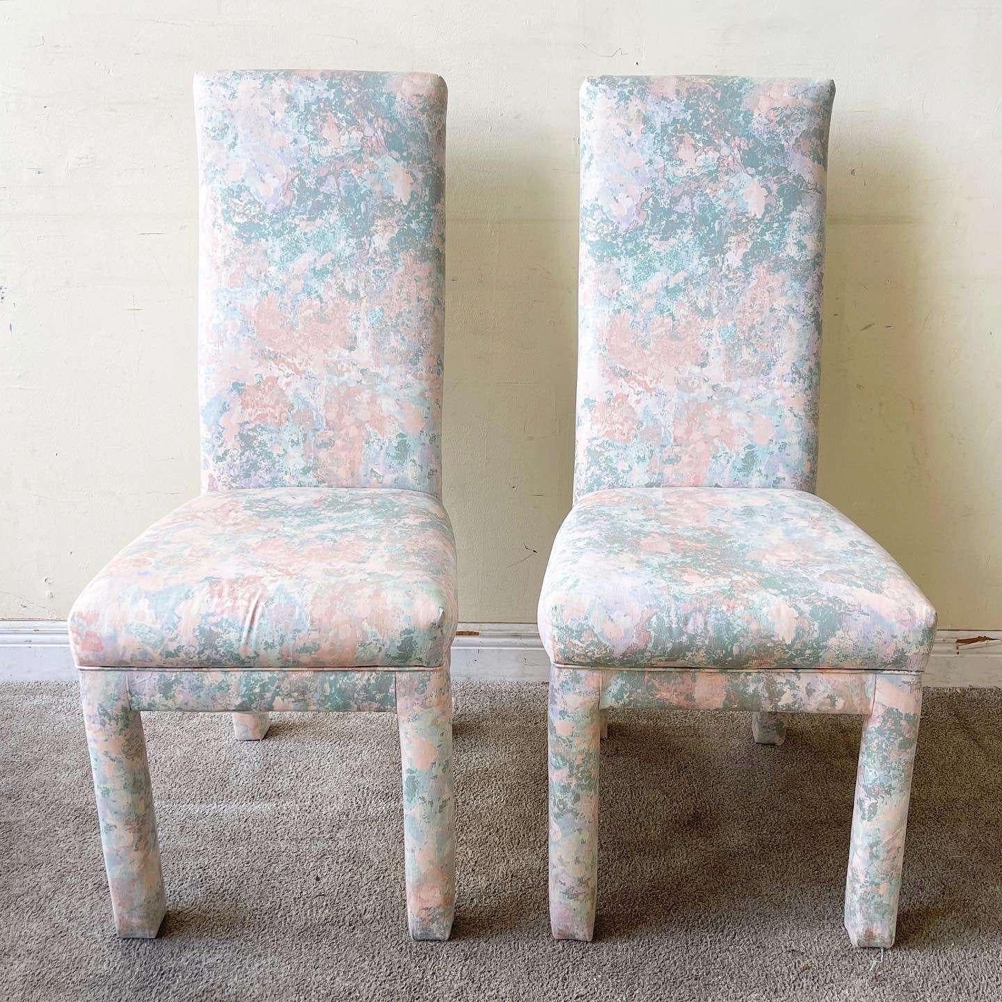 Tissu Parsons chaises de salle à manger postmodernes roses, vertes et violettes - 4 chaises en vente
