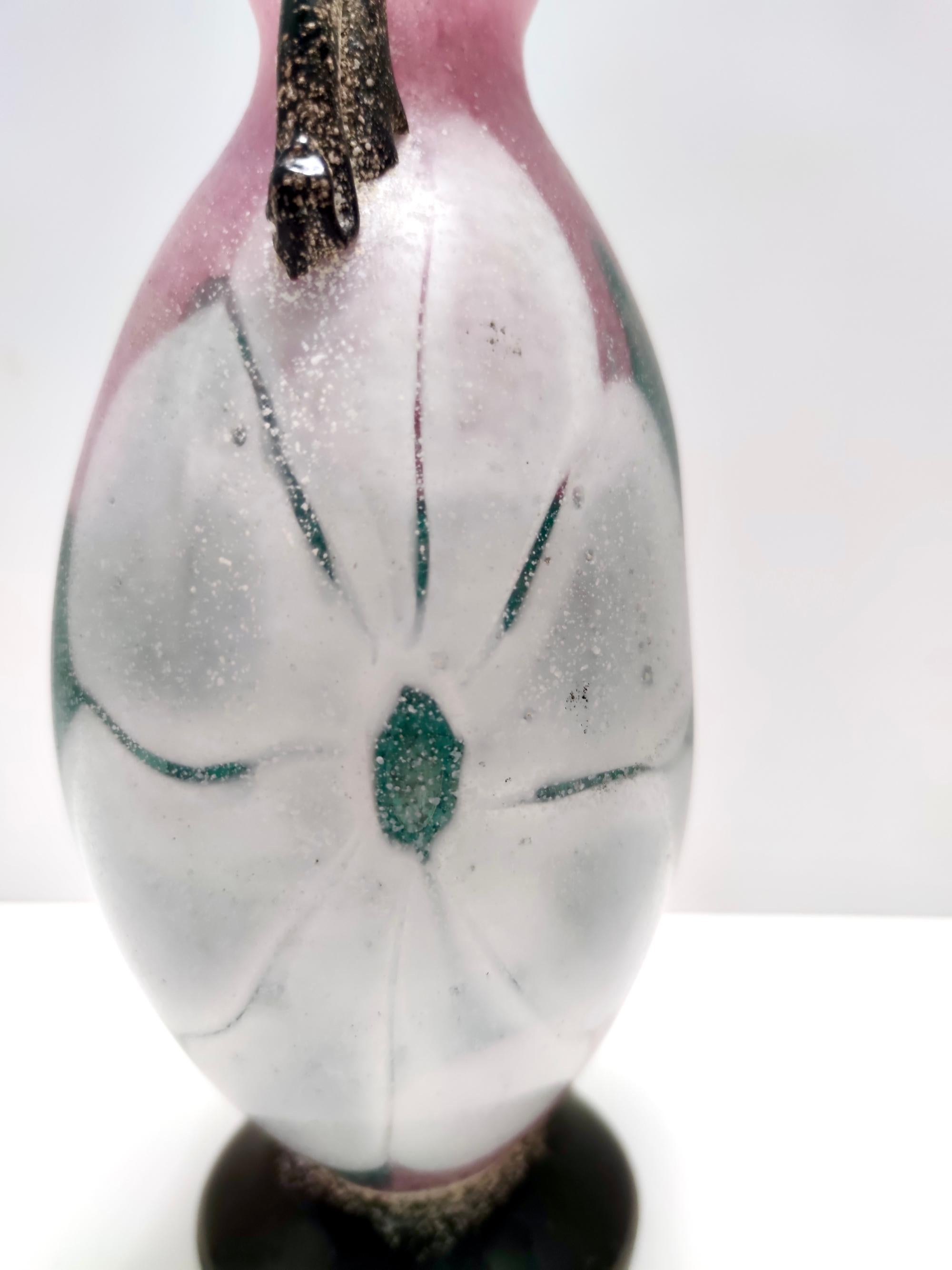 Postmoderne mundgeblasene Vase aus Scavo-Glas in Rosa, Grün und Weiß, Murano, Italien im Angebot 1