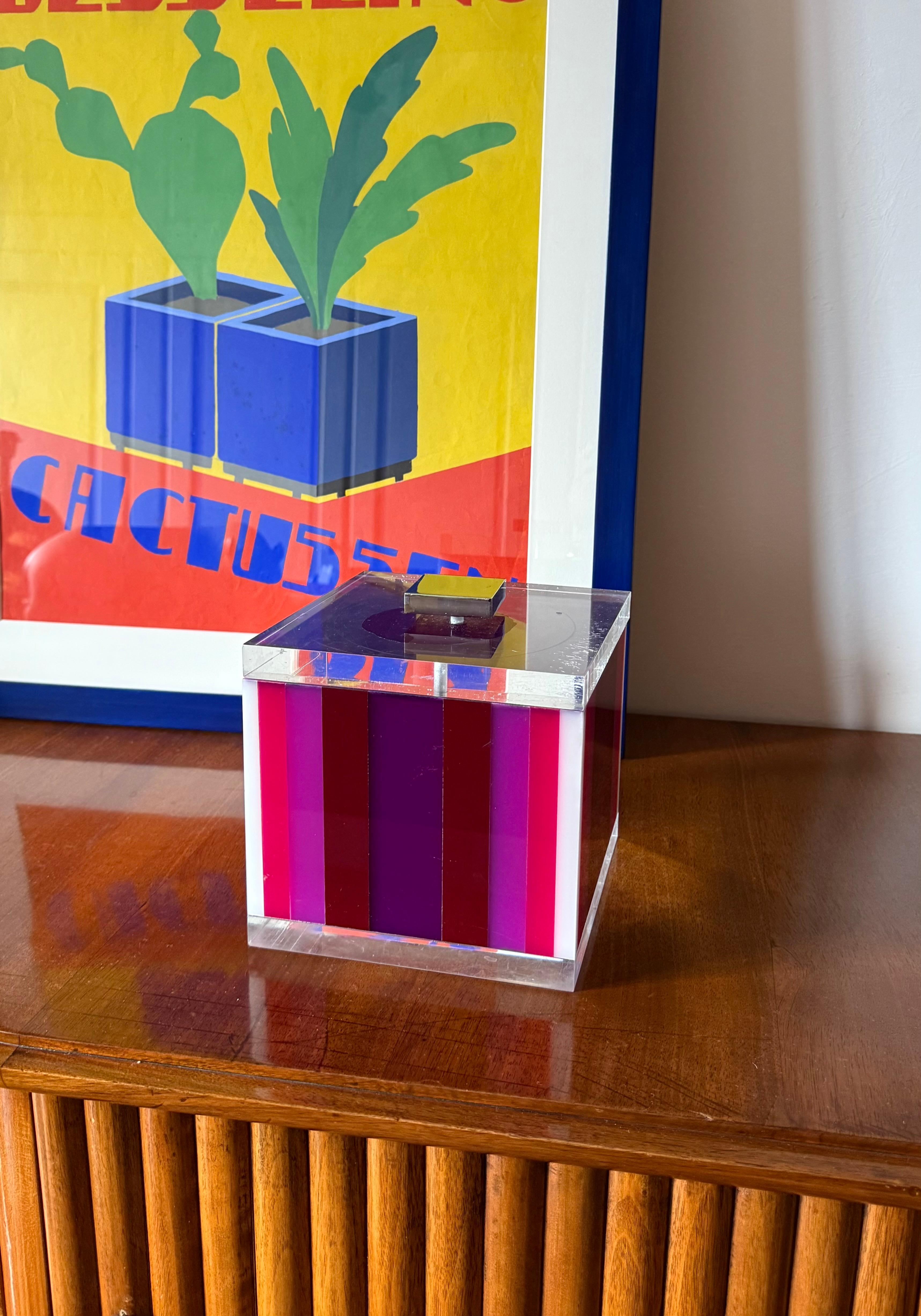 Postmodern pink plexiglass and brass Ice Bucket

Italy, 1980s

H 19 × 18 × 18 cm

Conditions: very good consistent with age and use. Signs of usage
