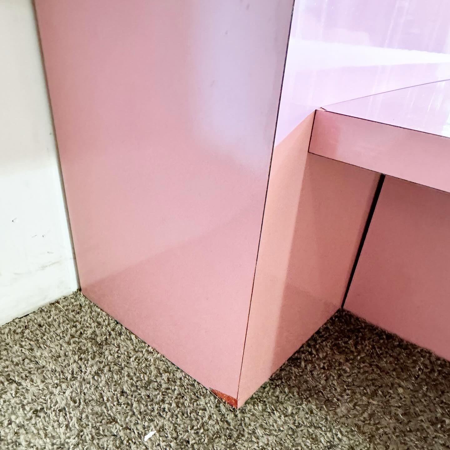 Verwandeln Sie Ihr Schlafzimmer in eine moderne Oase mit dem Postmodern Pink Lacquer Laminate King Size Platform Bed and Headboard. Dieses Ensemble besticht durch seine auffällige rosafarbene Lackierung und setzt damit ein mutiges und stilvolles