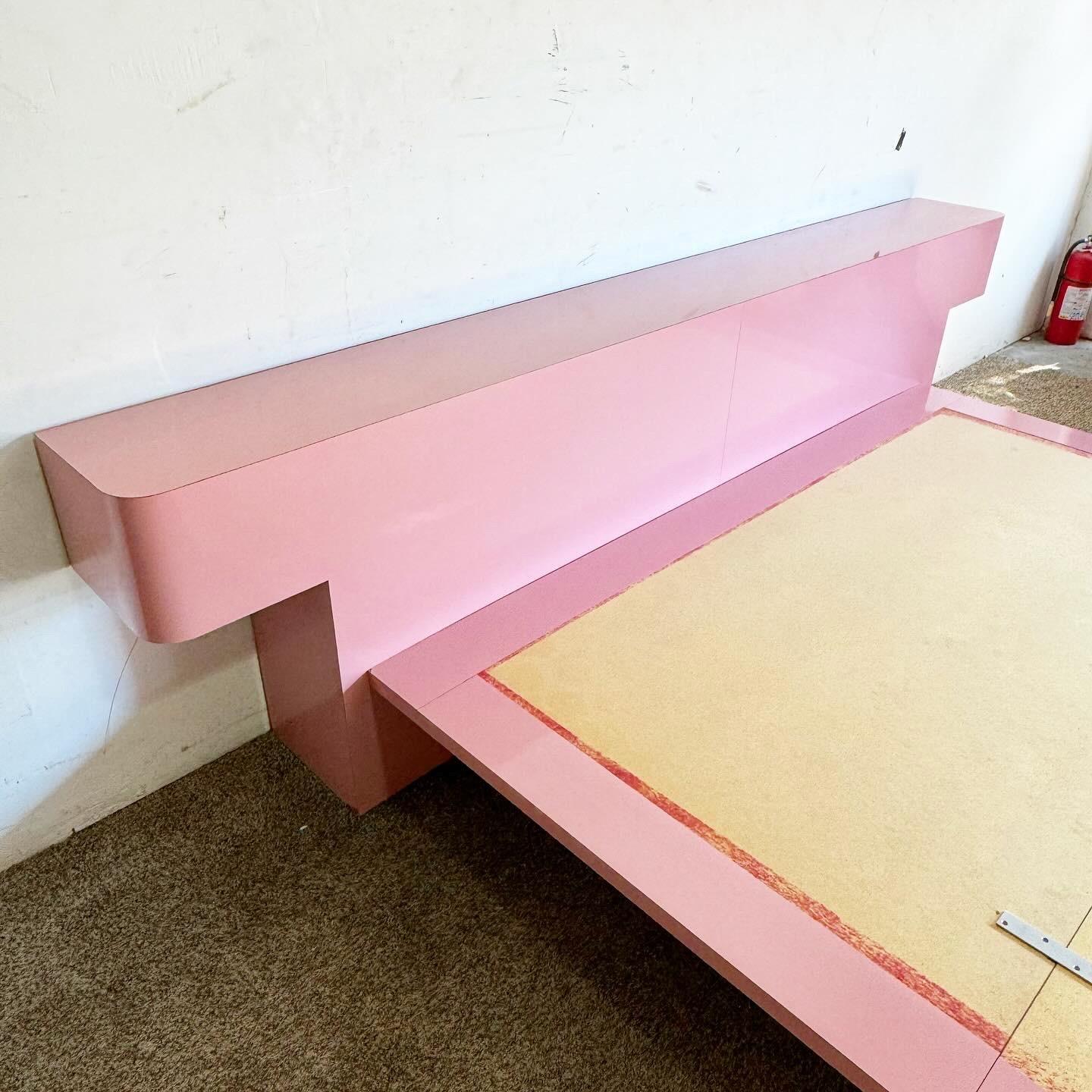 Postmodernes Plateaubett und Kopfteil aus rosa lackiertem Laminat in King Size in King Size im Zustand „Gut“ im Angebot in Delray Beach, FL