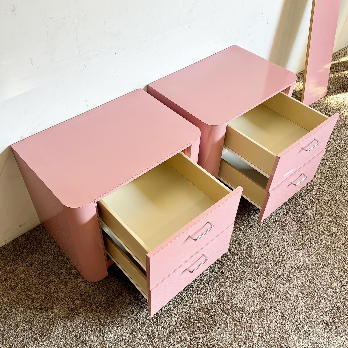 Postmoderne Paire de tables de nuit postmodernes en stratifié rose avec poignées chromées en vente