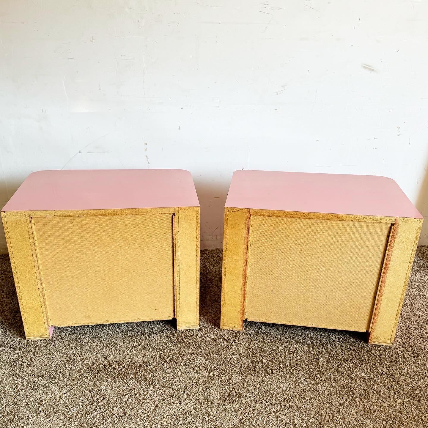 Américain Paire de tables de nuit postmodernes en stratifié rose avec poignées chromées en vente