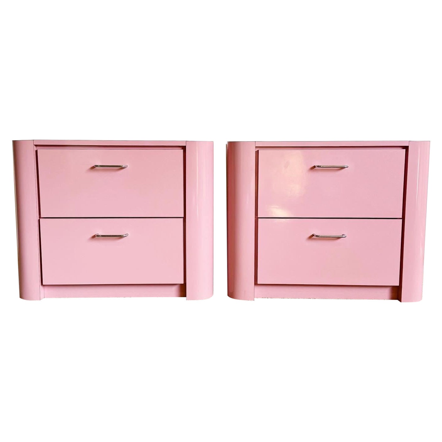 Comodini postmoderni in laminato laccato rosa con maniglie cromate - una coppia in vendita