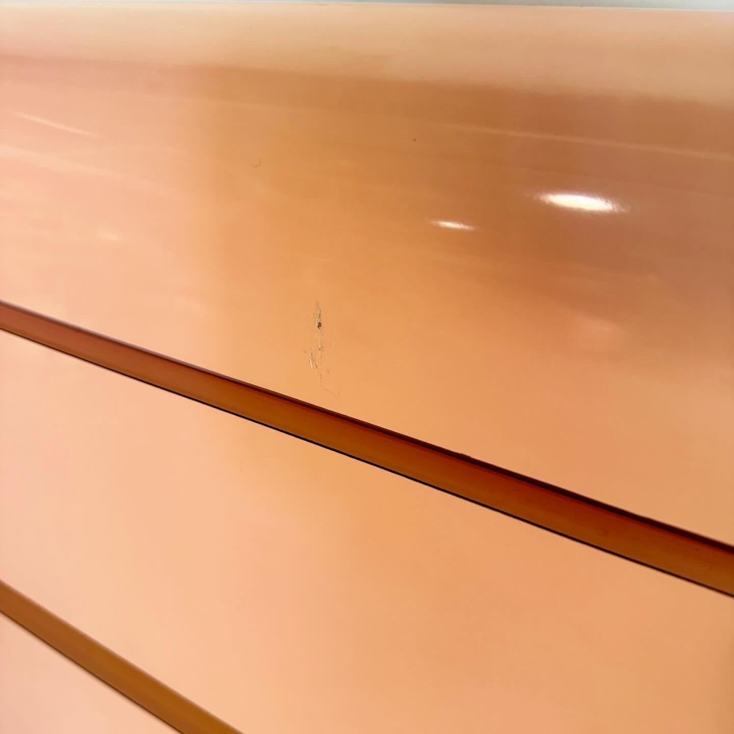 Peppen Sie Ihr Interieur mit der Postmodern Pink Lacquer Laminate Waterfall Highboy Dresser auf, die mit goldenen Akzenten versehen ist. Diese Kommode kombiniert ein kräftiges rosa Finish mit einem schlanken Design, bietet viel Stauraum und einen