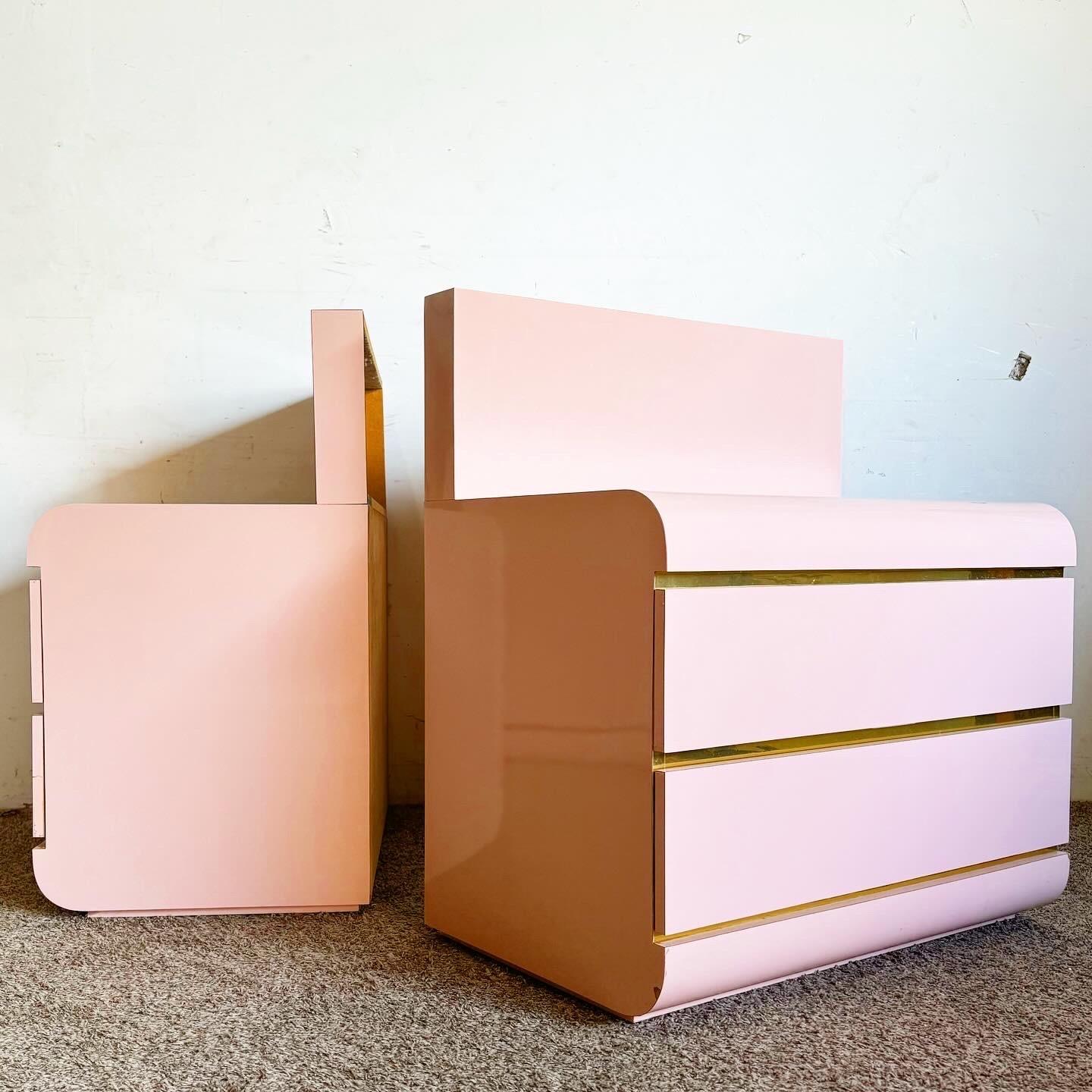Postmodern Pink Lacquer Laminate Waterfall Nightstands With Gold Accents, a Pair In Good Condition For Sale In Delray Beach, FL