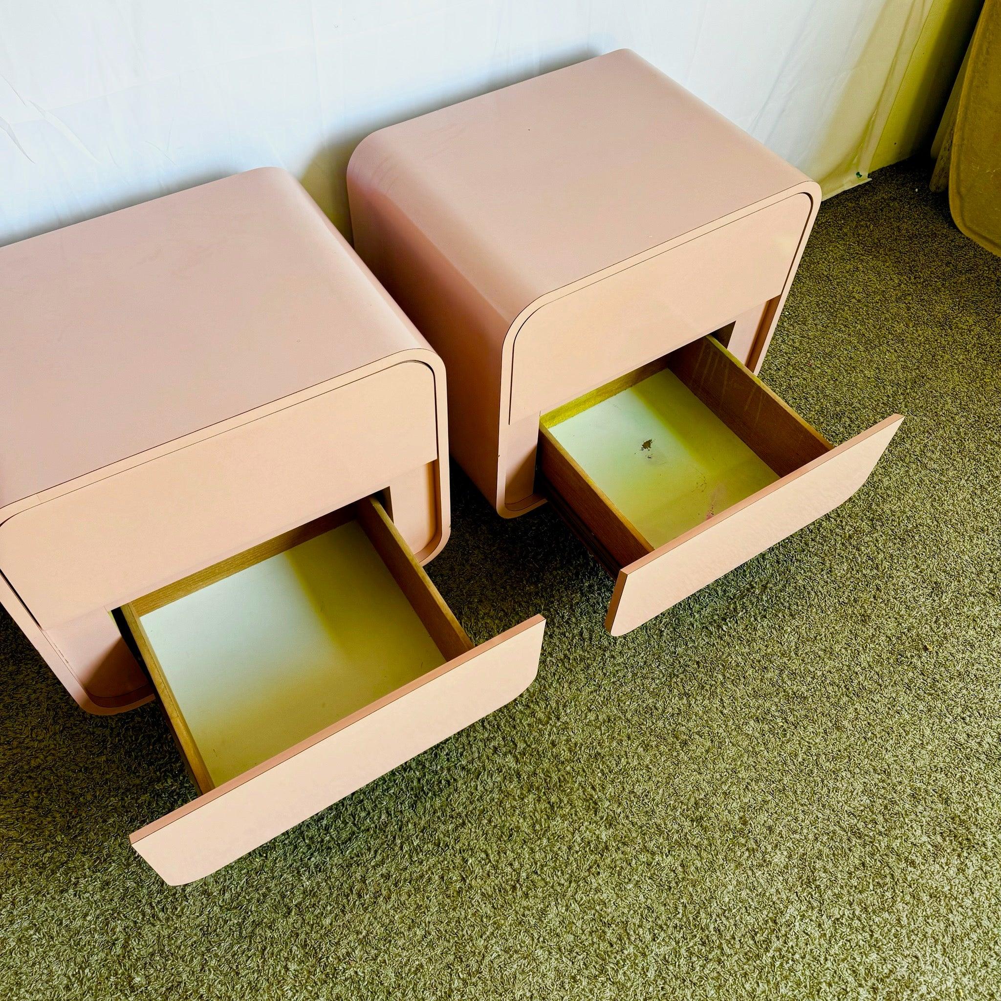 Comodini a cascata postmoderni in laminato laccato rosa con base dorata - una coppia 4