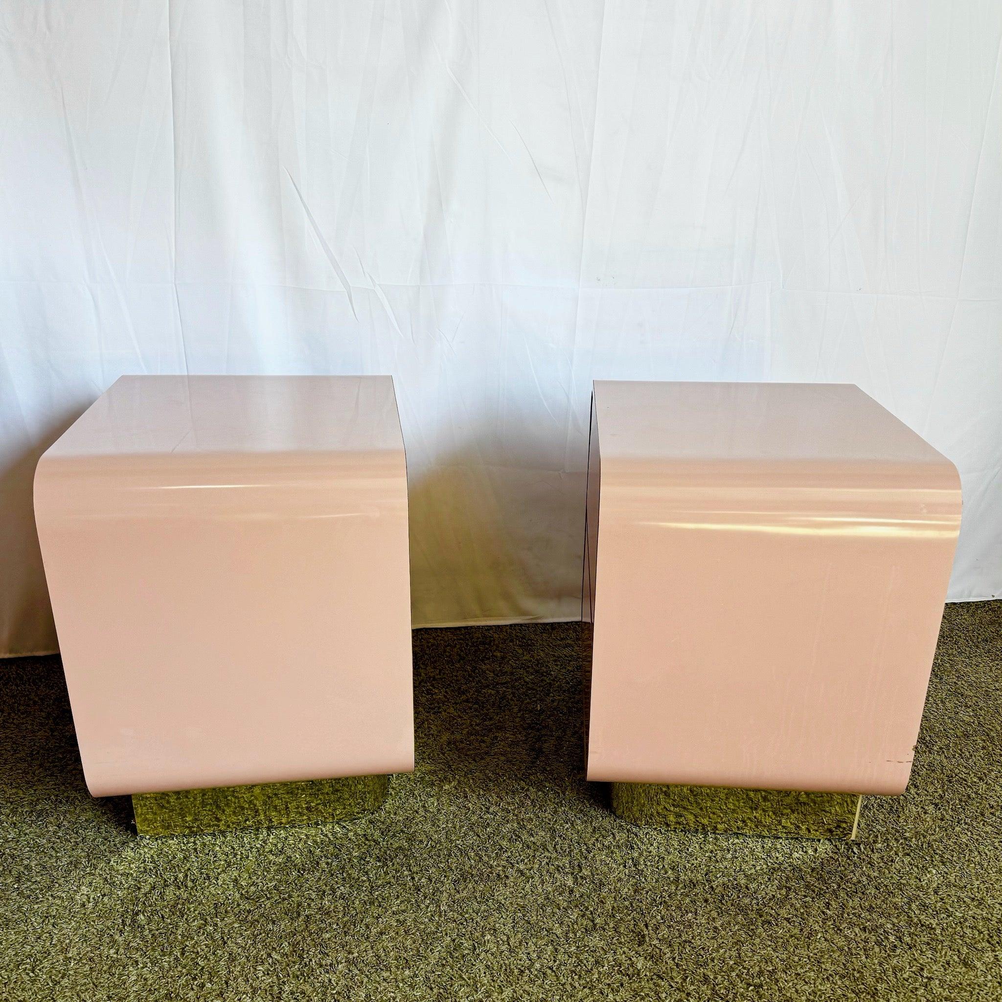 Comodini a cascata postmoderni in laminato laccato rosa con base dorata - una coppia 5