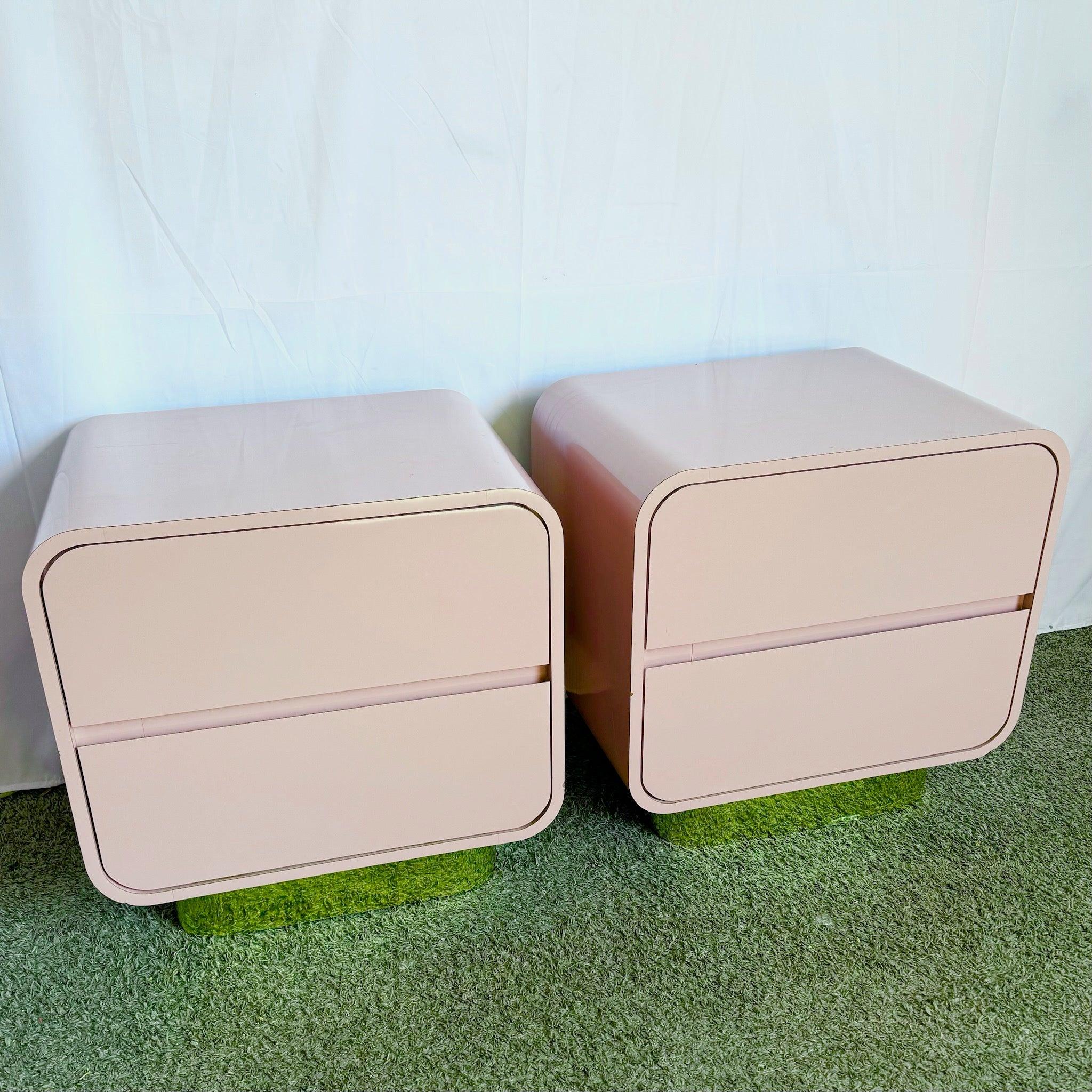 Coppia di comodini postmoderni a cascata rosa con base dorata, design elegante e due cassetti spaziosi, perfetti per interni contemporanei o vintage.
 
 Alcuni segni di usura e scheggiature intorno ai bordi, come mostrato nelle foto, e intorno alla