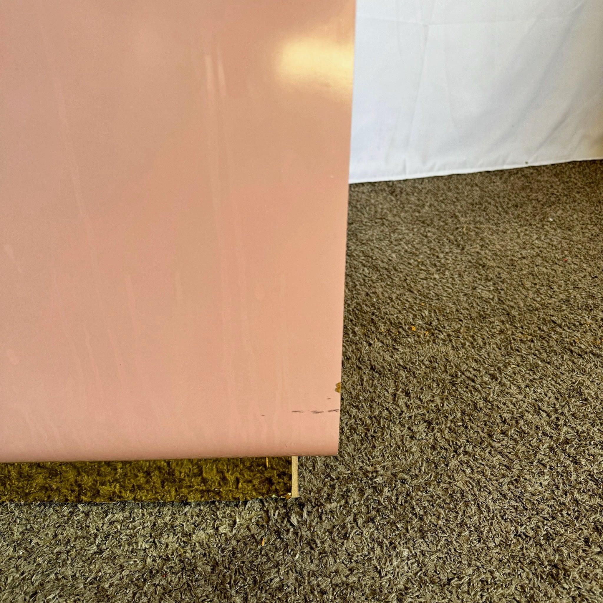 Americano Comodini a cascata postmoderni in laminato laccato rosa con base dorata - una coppia
