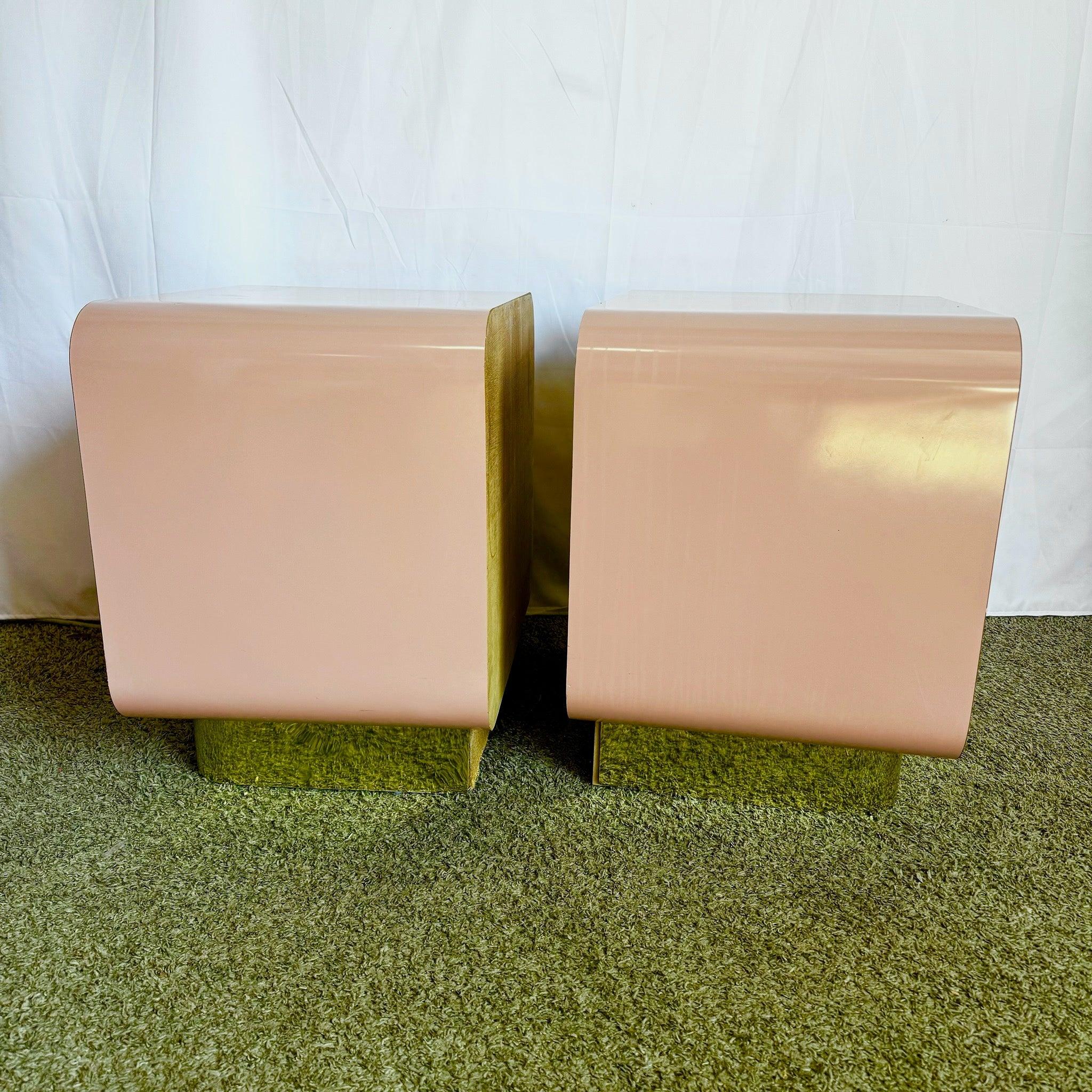 Fine XX secolo Comodini a cascata postmoderni in laminato laccato rosa con base dorata - una coppia