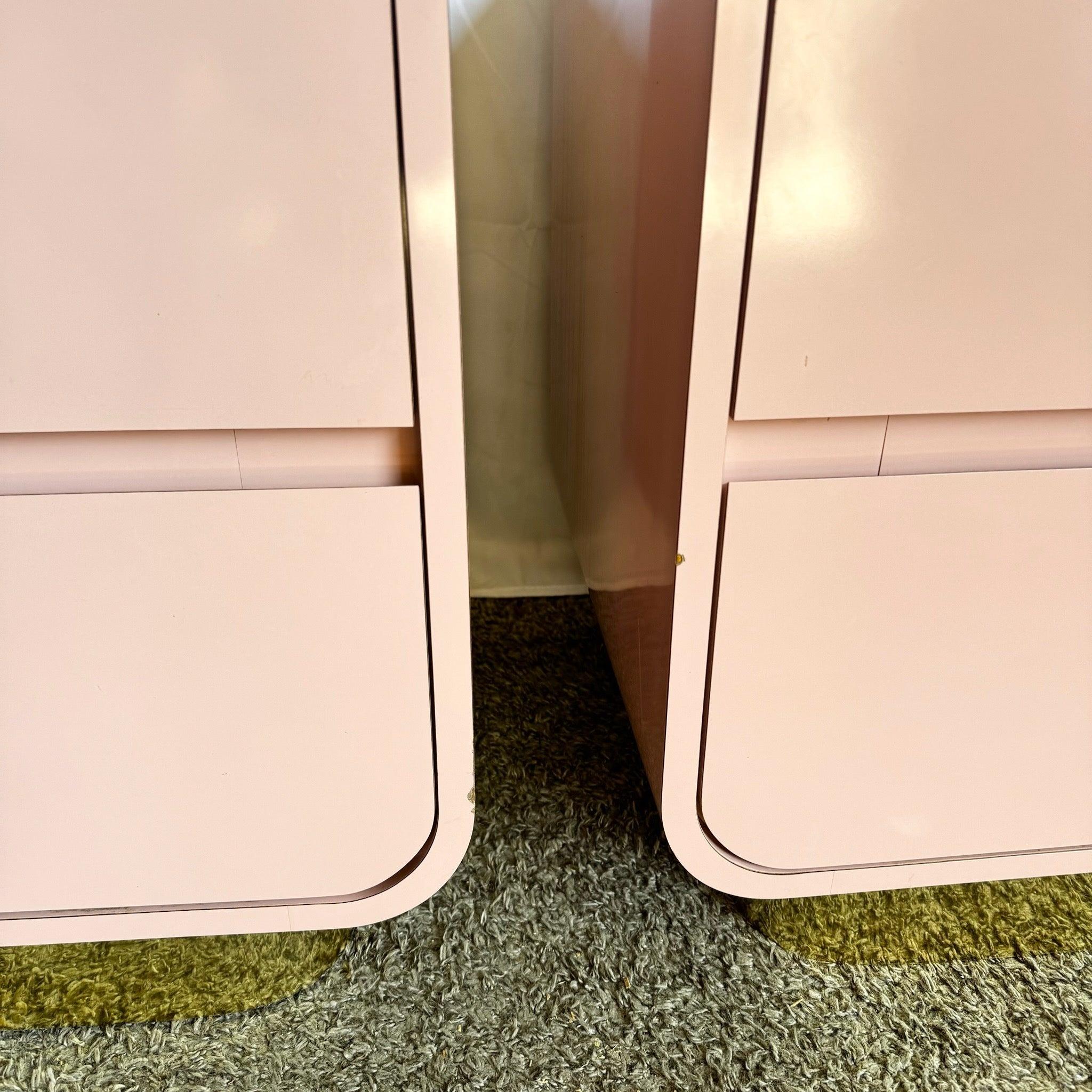 Legno Comodini a cascata postmoderni in laminato laccato rosa con base dorata - una coppia