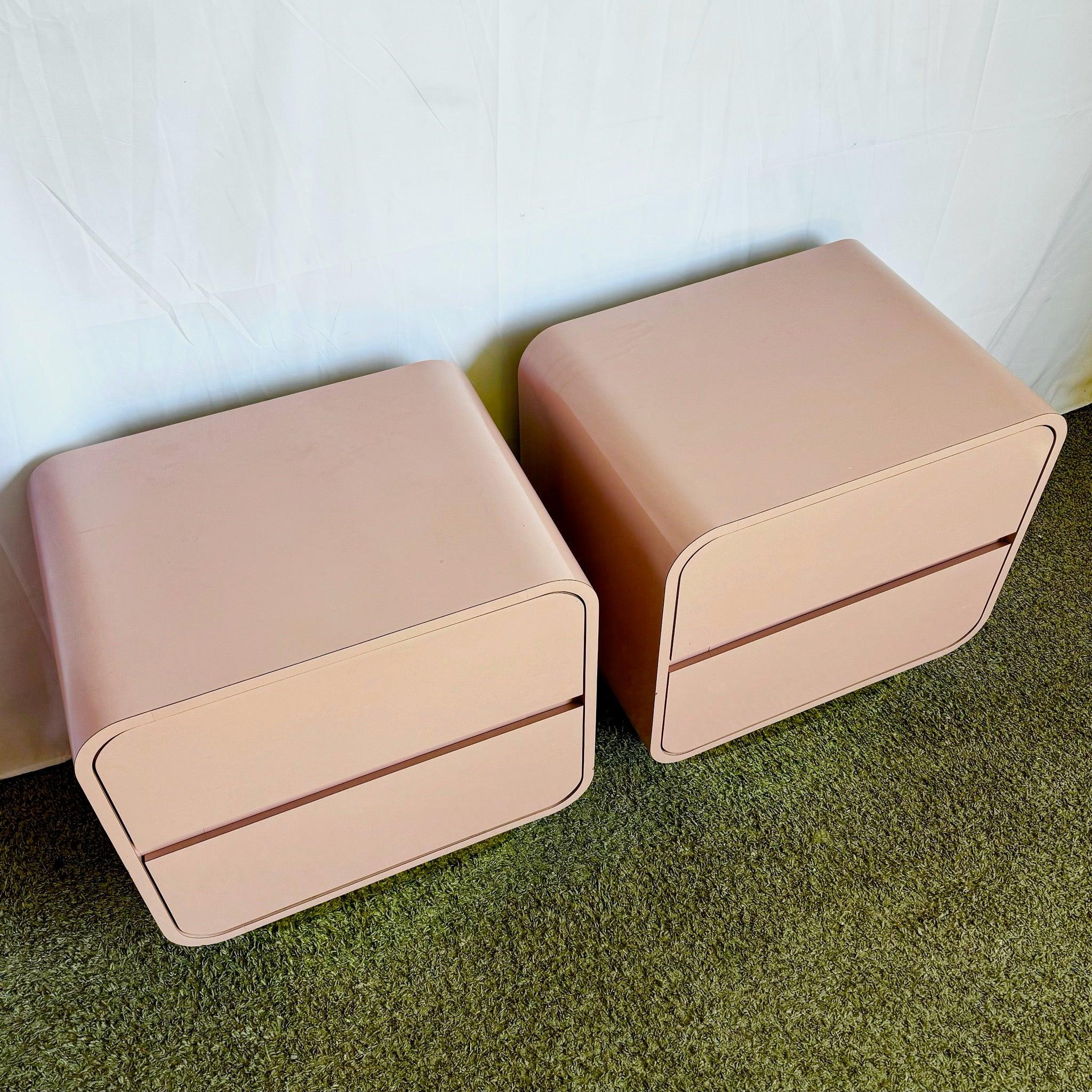 Comodini a cascata postmoderni in laminato laccato rosa con base dorata - una coppia 3