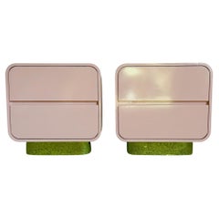 Paire de tables de nuit postmodernes en laque rose et stratifié avec base en or