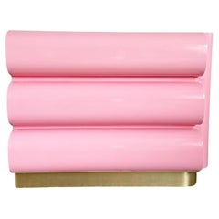 Postmoderne rosa lackierte, geschwungene Bullnose-Kommode mit Goldakzent