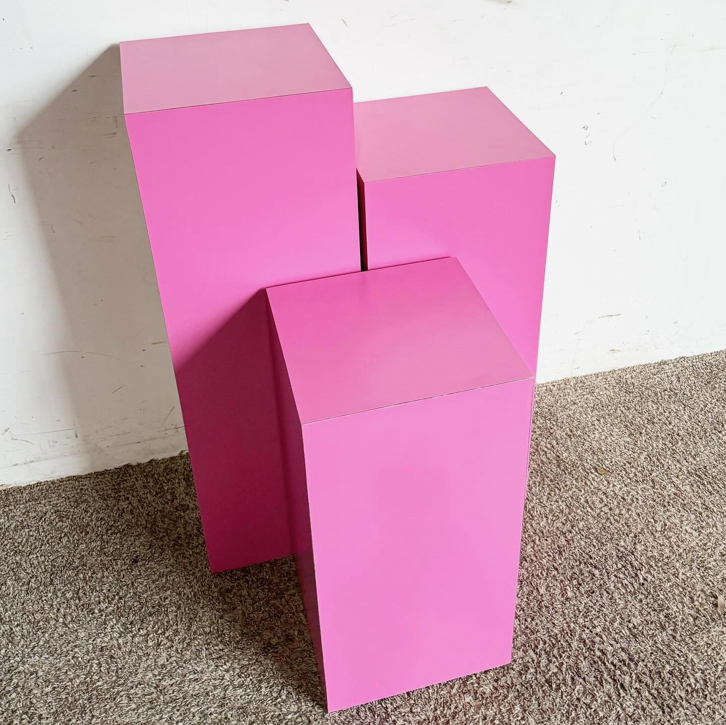 Postmodernes rosafarbenes, mattes, konisch zulaufendes, rechteckiges Sockel-Set aus Laminat – 3er-Set (amerikanisch) im Angebot
