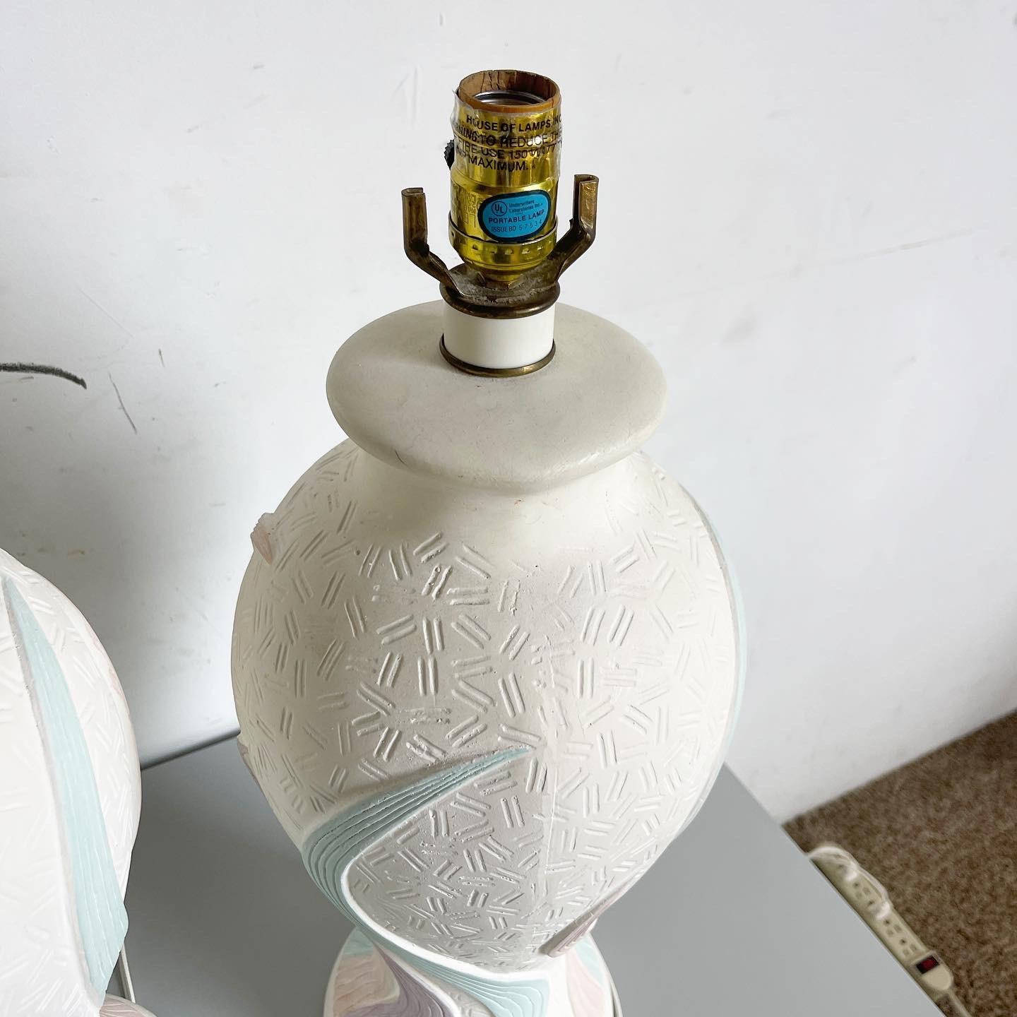 Postmoderne Tischlampen in Rosa, Lila und Weiß – ein Paar (Keramik) im Angebot