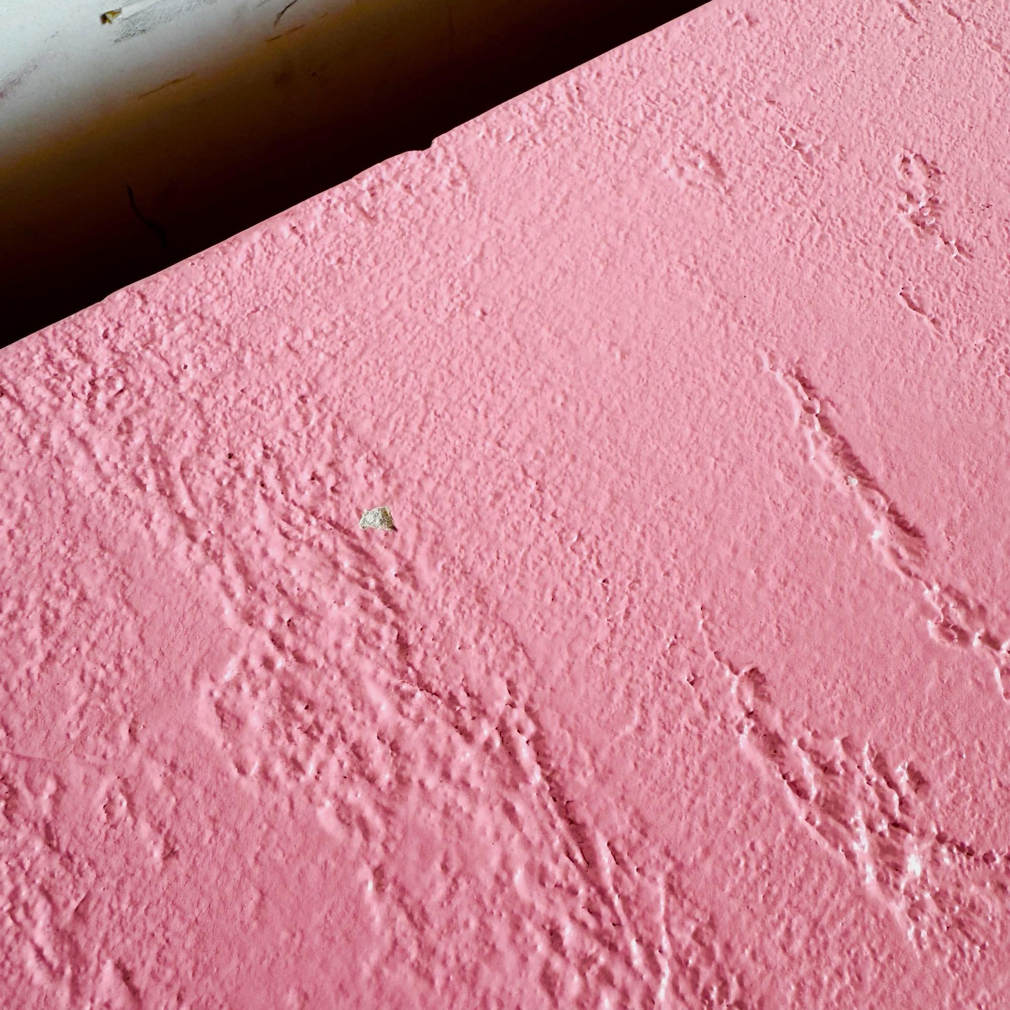 Americano Credenza postmoderna con finitura a stucco rosa in vendita