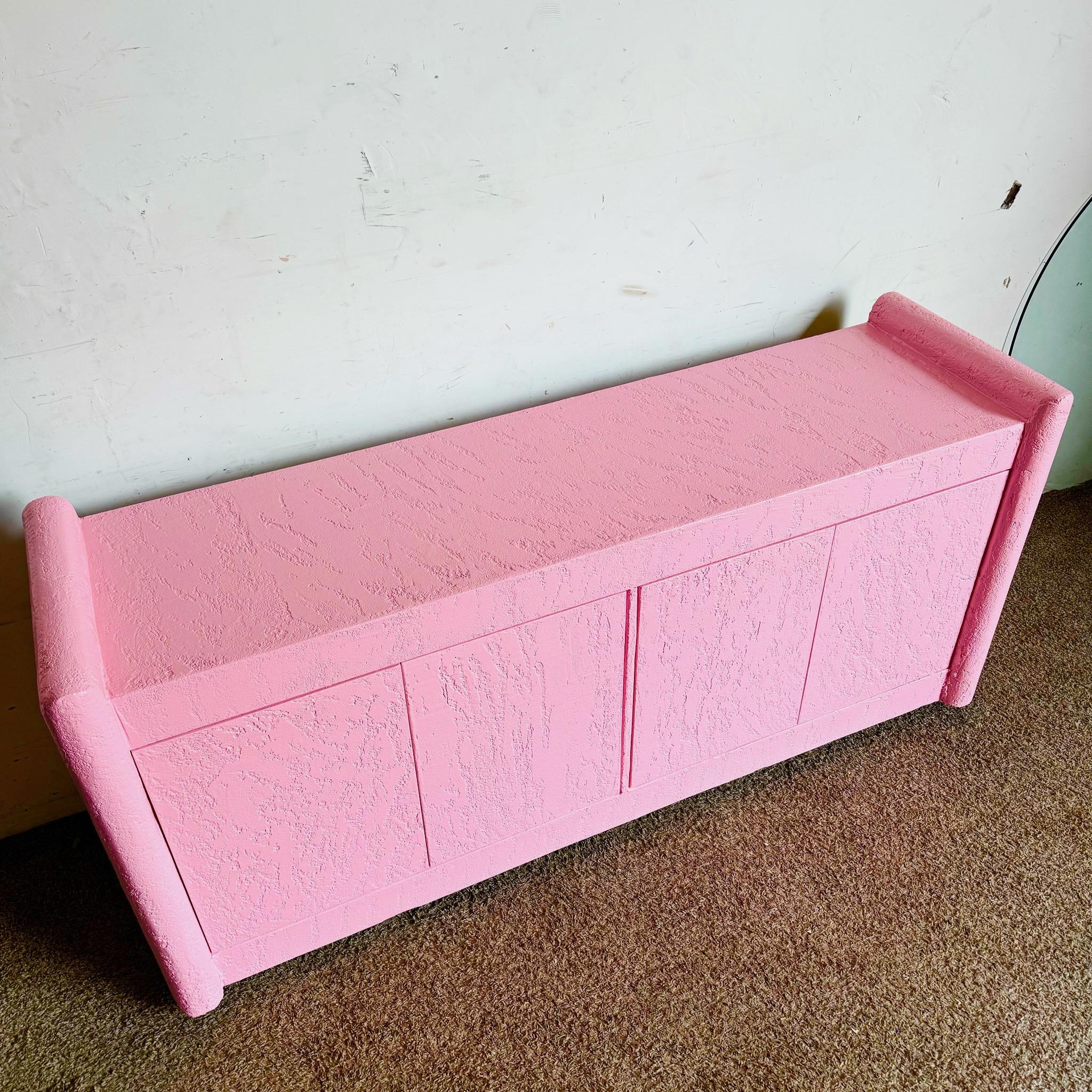 Credenza postmoderna con finitura a stucco rosa In condizioni buone in vendita a Delray Beach, FL