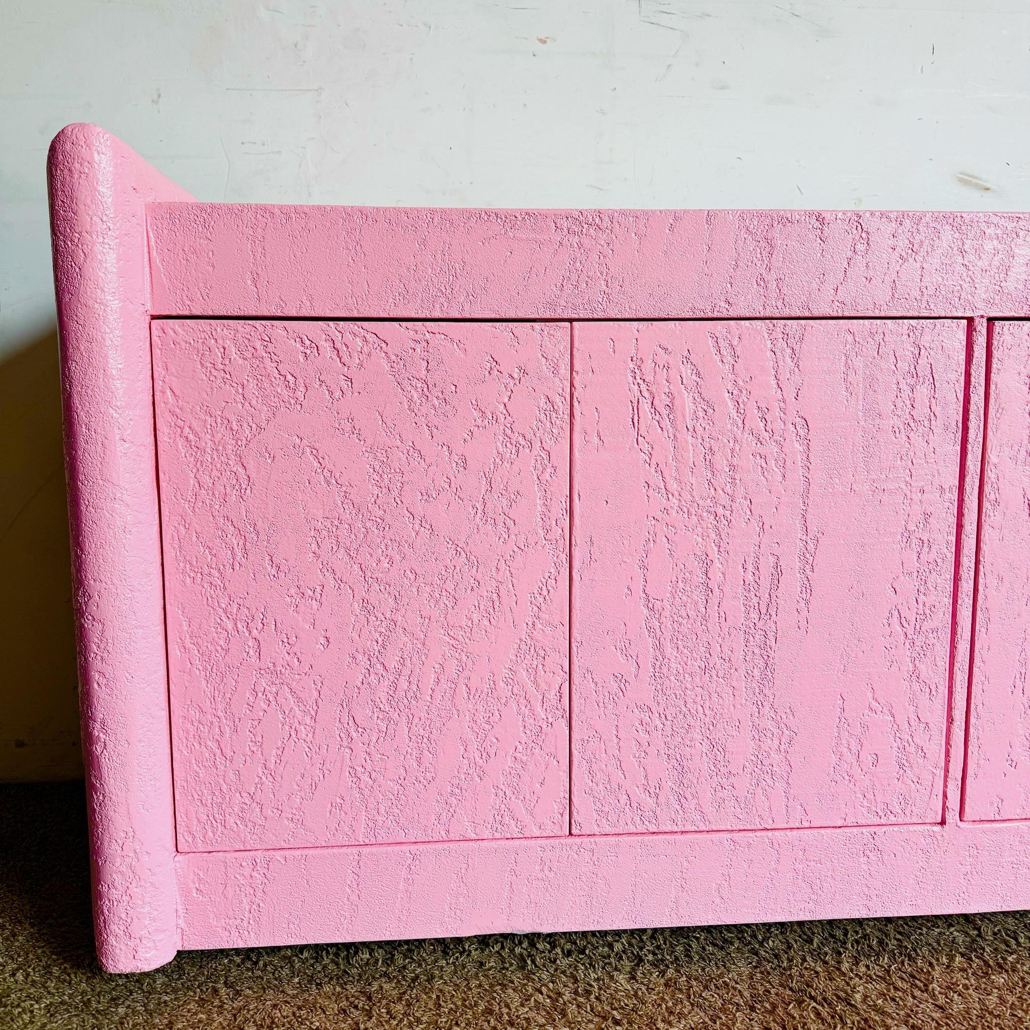 Fine XX secolo Credenza postmoderna con finitura a stucco rosa in vendita