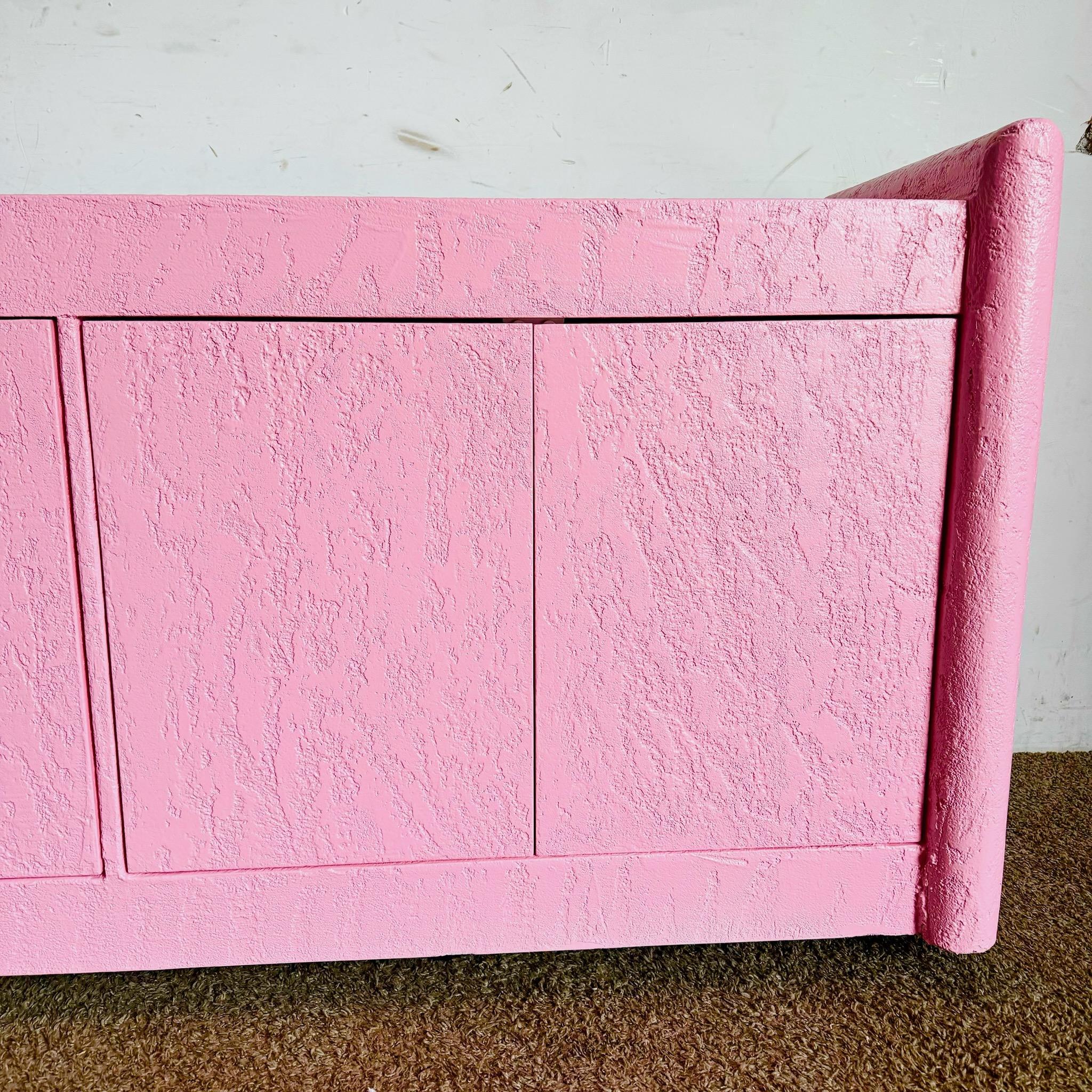 Legno Credenza postmoderna con finitura a stucco rosa in vendita