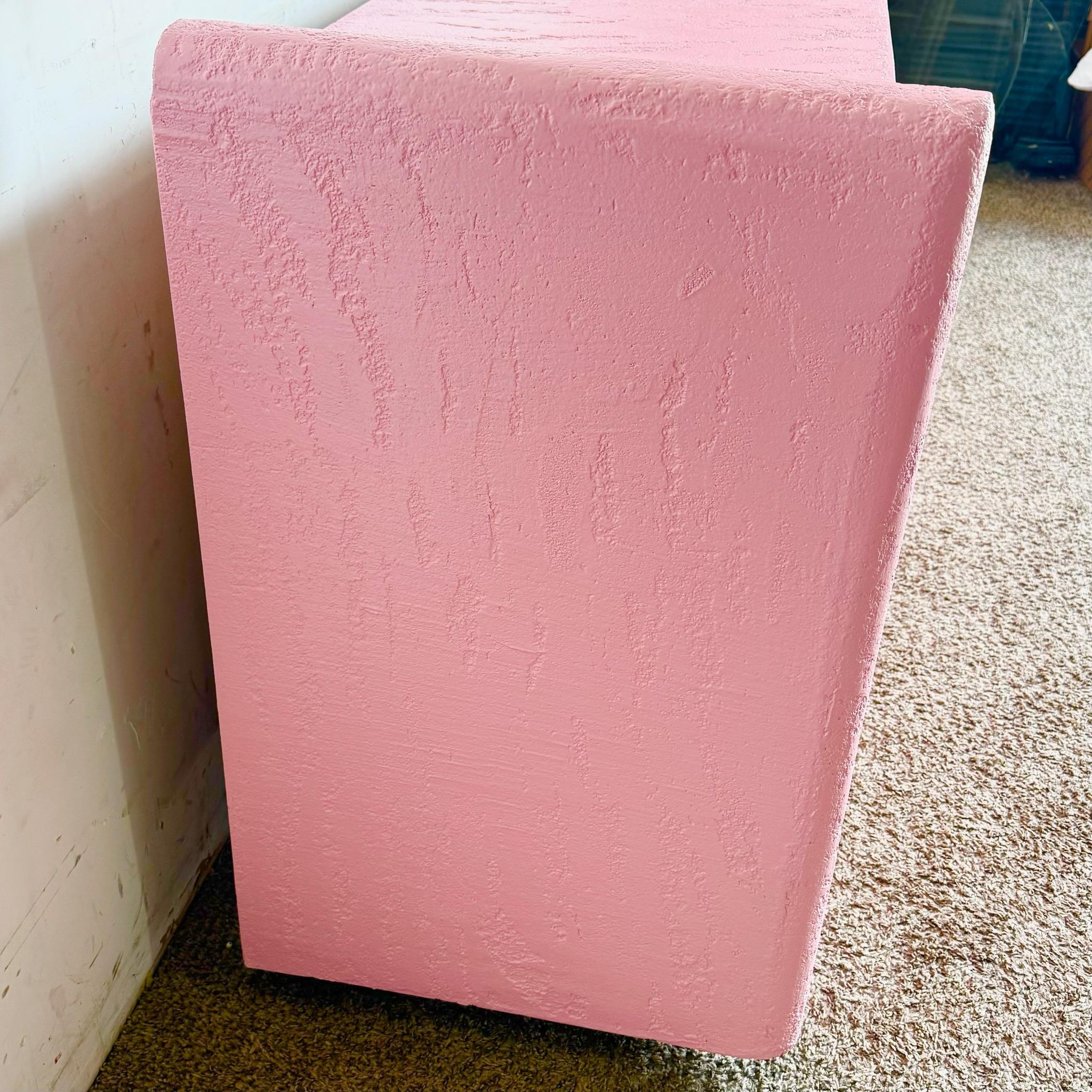 Credenza postmoderna con finitura a stucco rosa in vendita 3