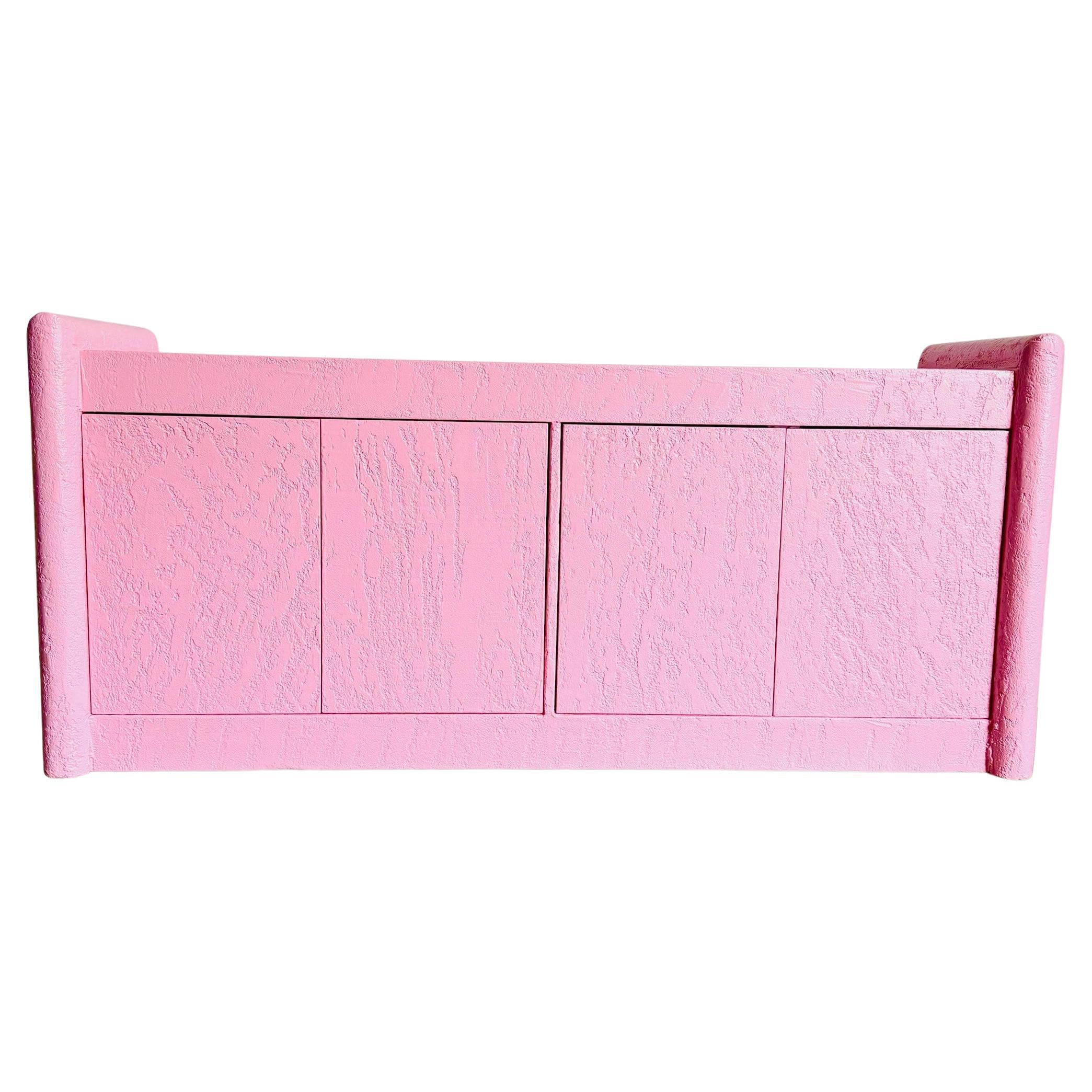 Crédence postmoderne rose finie en stuc