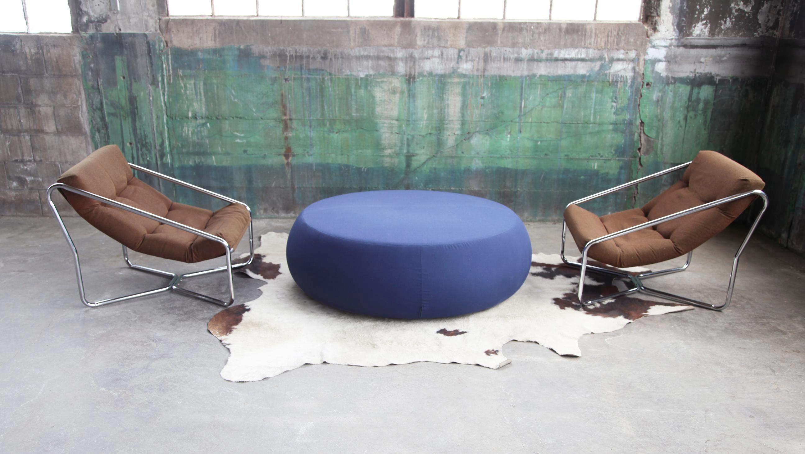 Pouf à trois places. Rembourrage disponible en tissu, cuir, similicuir ou matériau du client. Une version spécialement conçue pour l'extérieur est également disponible. Elle est dotée d'une mousse interne spéciale et d'un rembourrage en polyester.