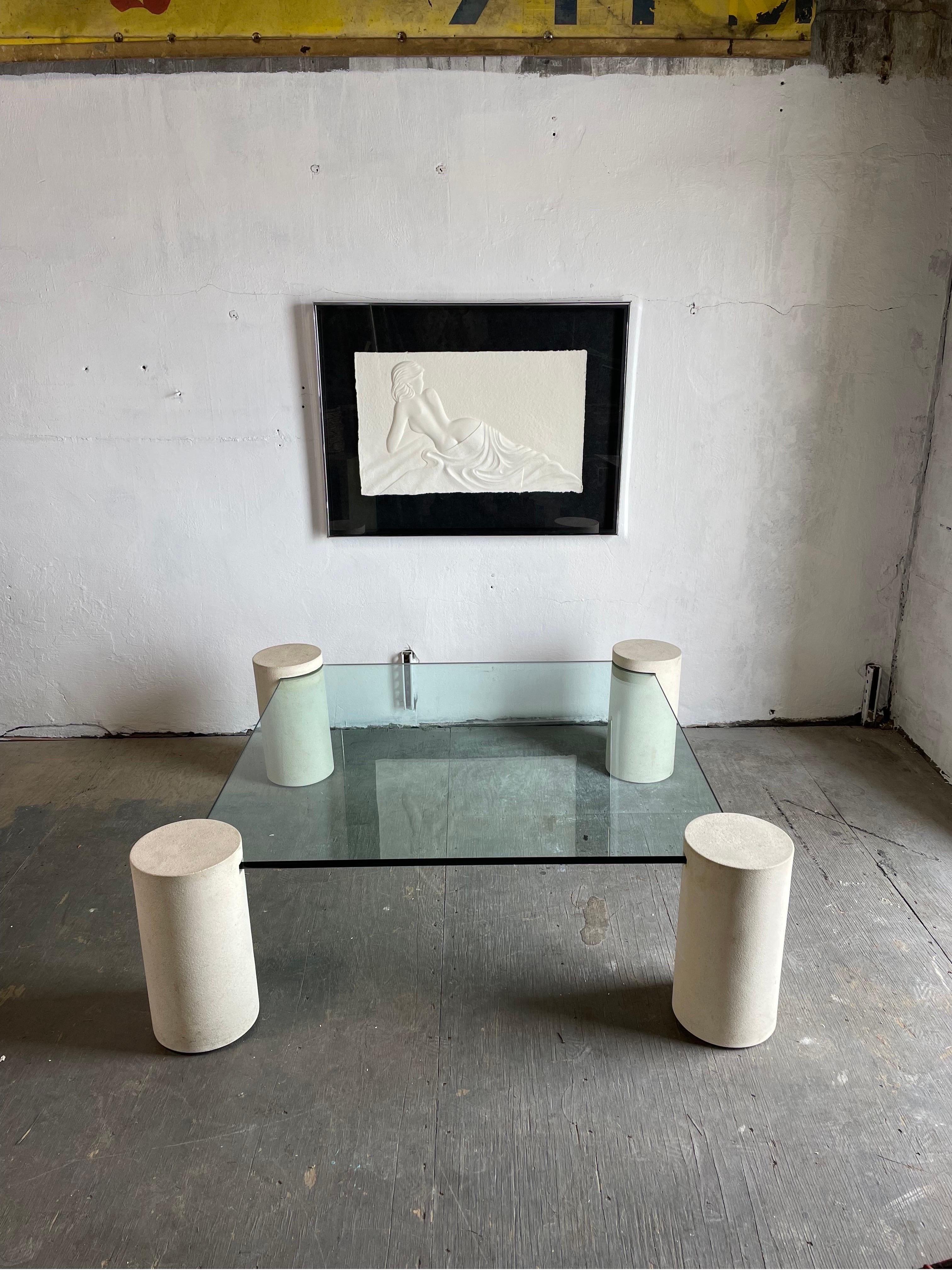 Table basse moderne à 4 colonnes cylindriques en plâtre, dans le style de Massimo Vignelli, datant des années 1980.