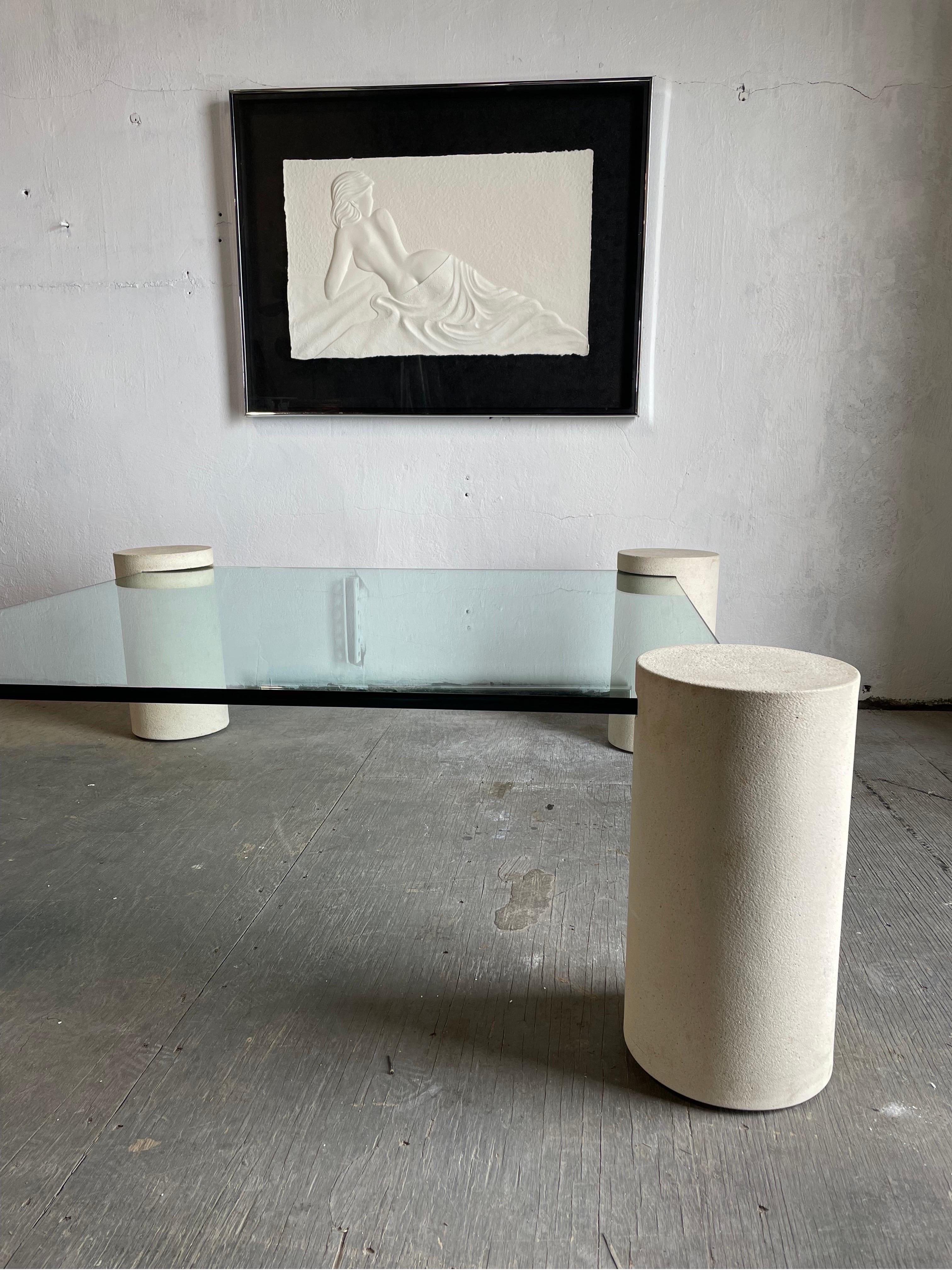 Postmoderne Table basse postmoderne à colonnes en plâtre dans le style de Massimo Vignelli en vente