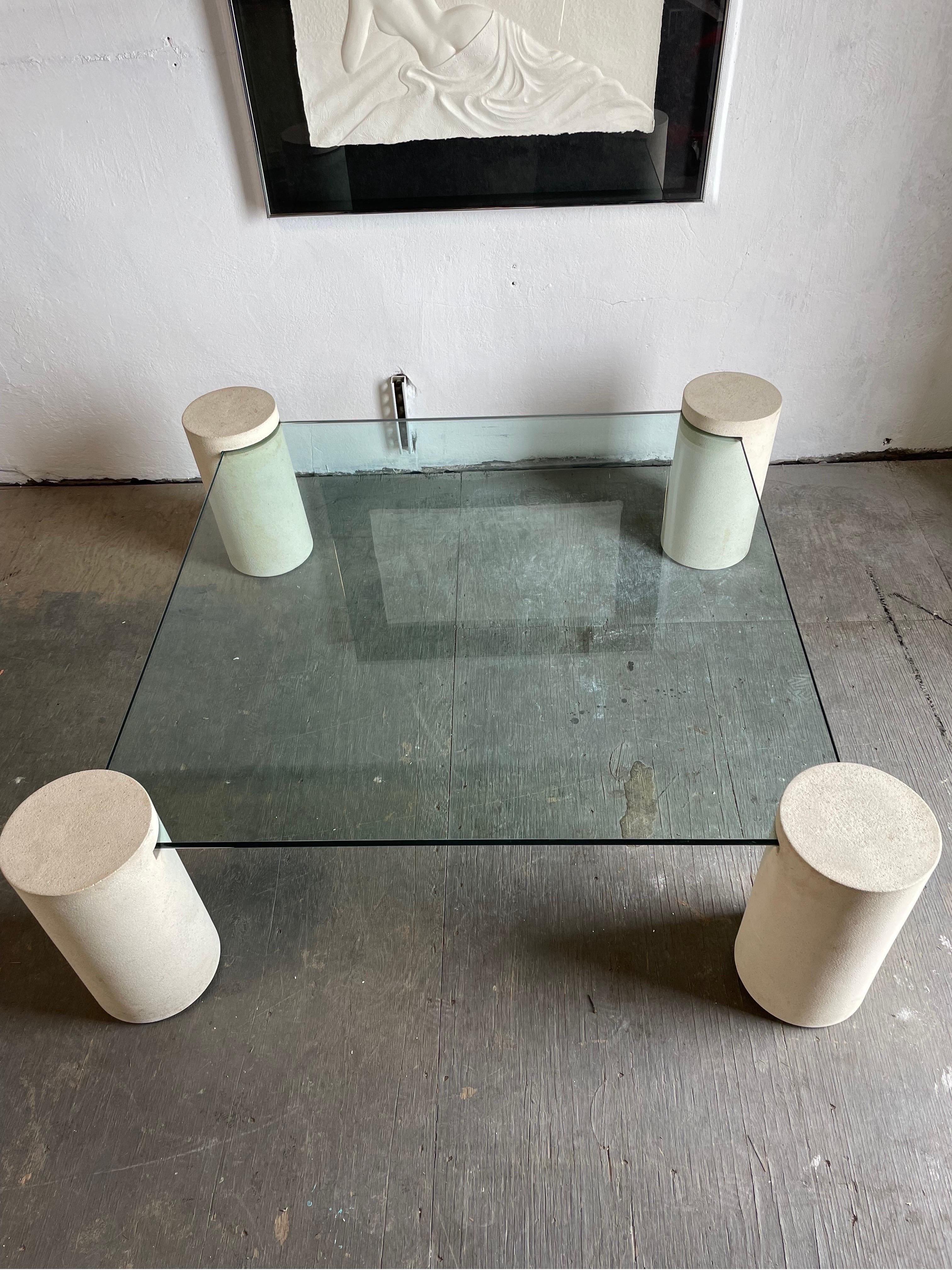 Table basse postmoderne à colonnes en plâtre dans le style de Massimo Vignelli Bon état - En vente à W Allenhurst, NJ