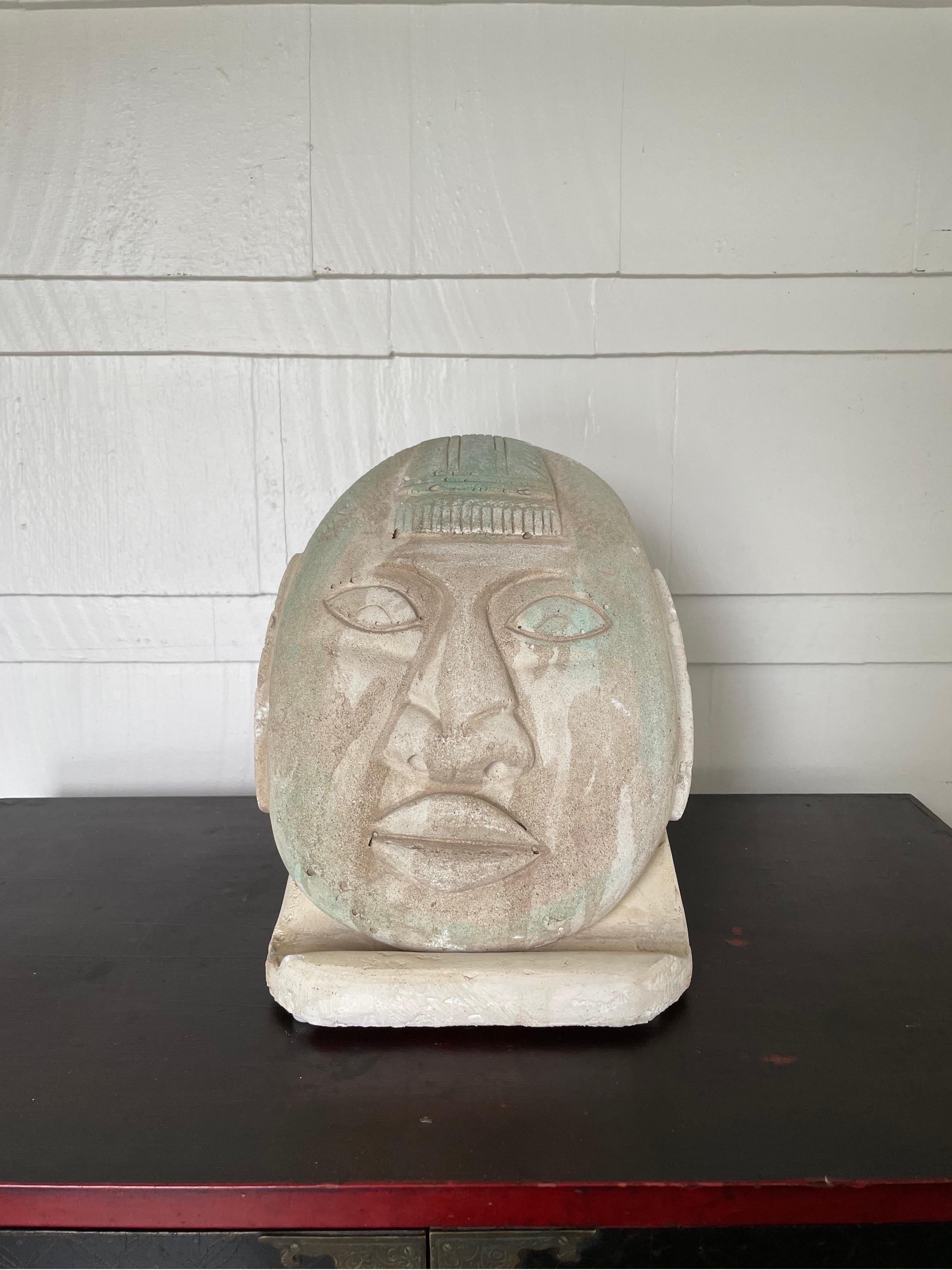 Sculpture de visage en plâtre postmoderne sur pied Bon état - En vente à W Allenhurst, NJ