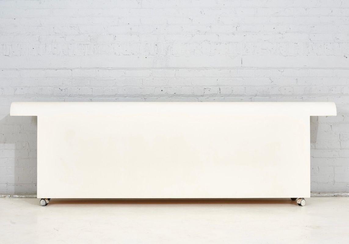 Tête de lit postmoderne en plâtre avec tables de chevet, 1970. La commode et le meuble de bar sont vendus séparément. Ensemble de chambre à coucher en plâtre de style Dickinson. Pièces originales.