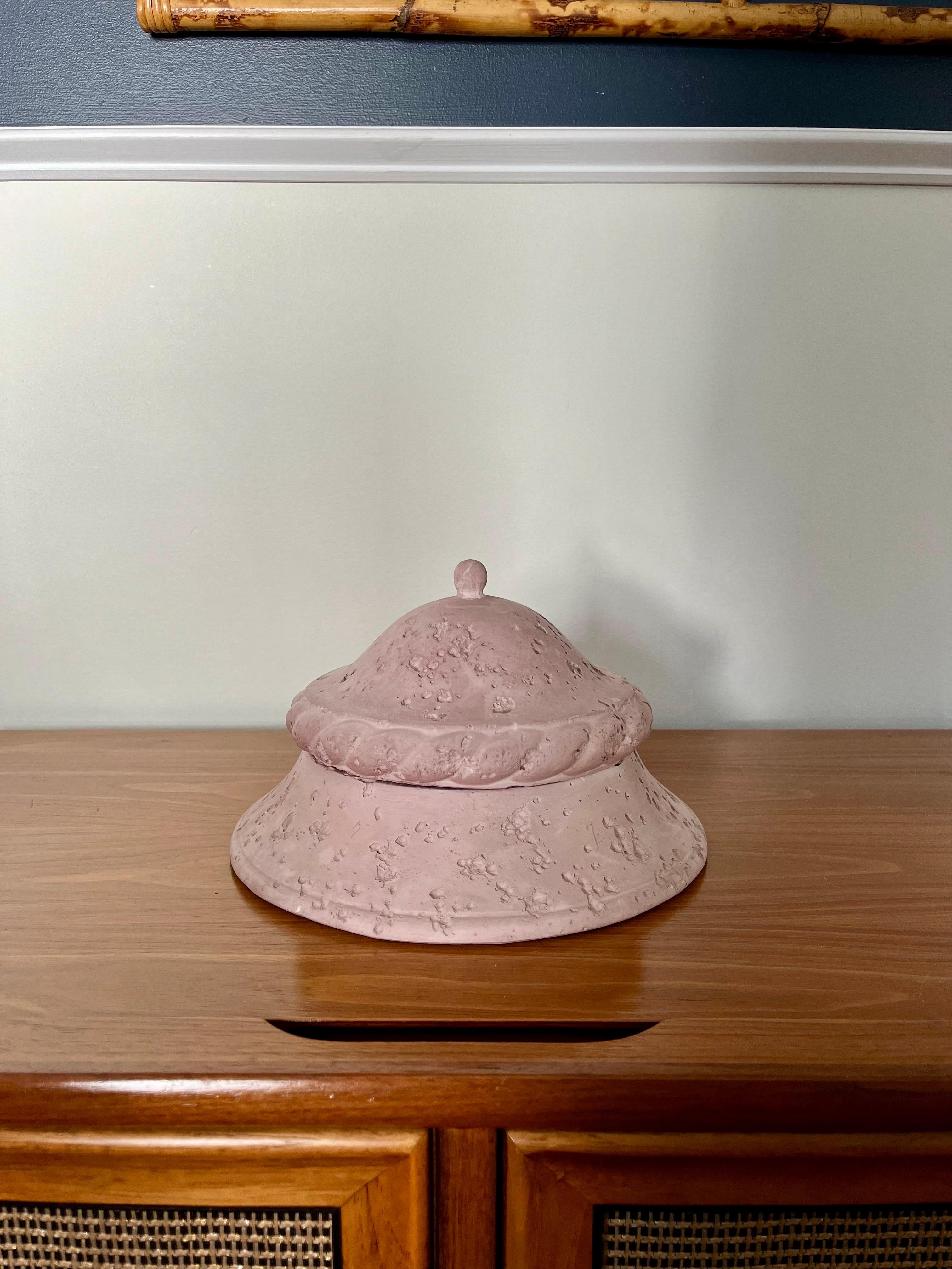 Boîte à couvercle en plâtre texturé postmoderne unique. Joli profil bas et effilé. Le couvercle est rehaussé d'une corde et d'un petit embout. Intérieur avec un bol joliment incurvé. 