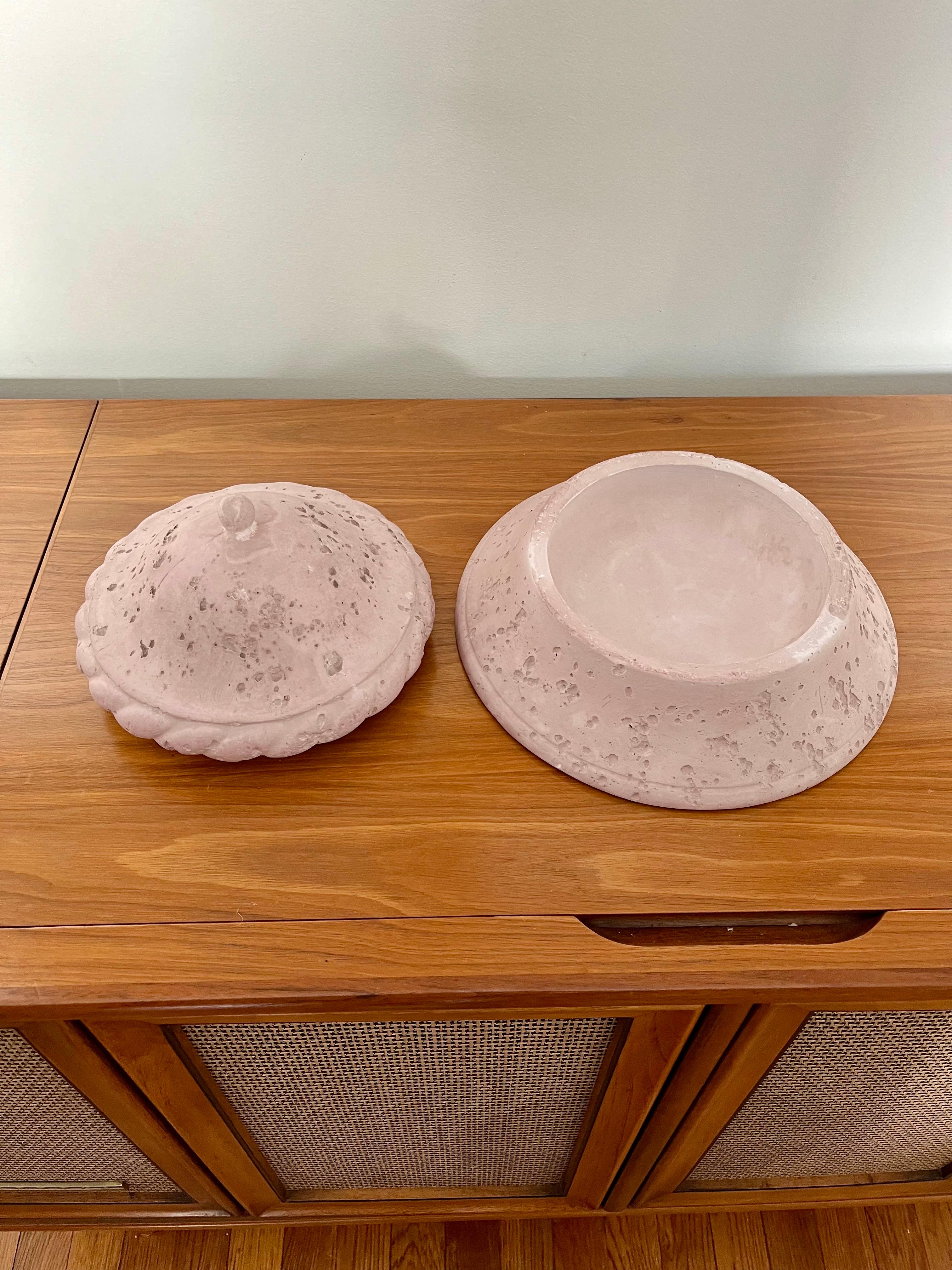 20ième siècle Boîte à couvercle en plâtre postmoderne en vente