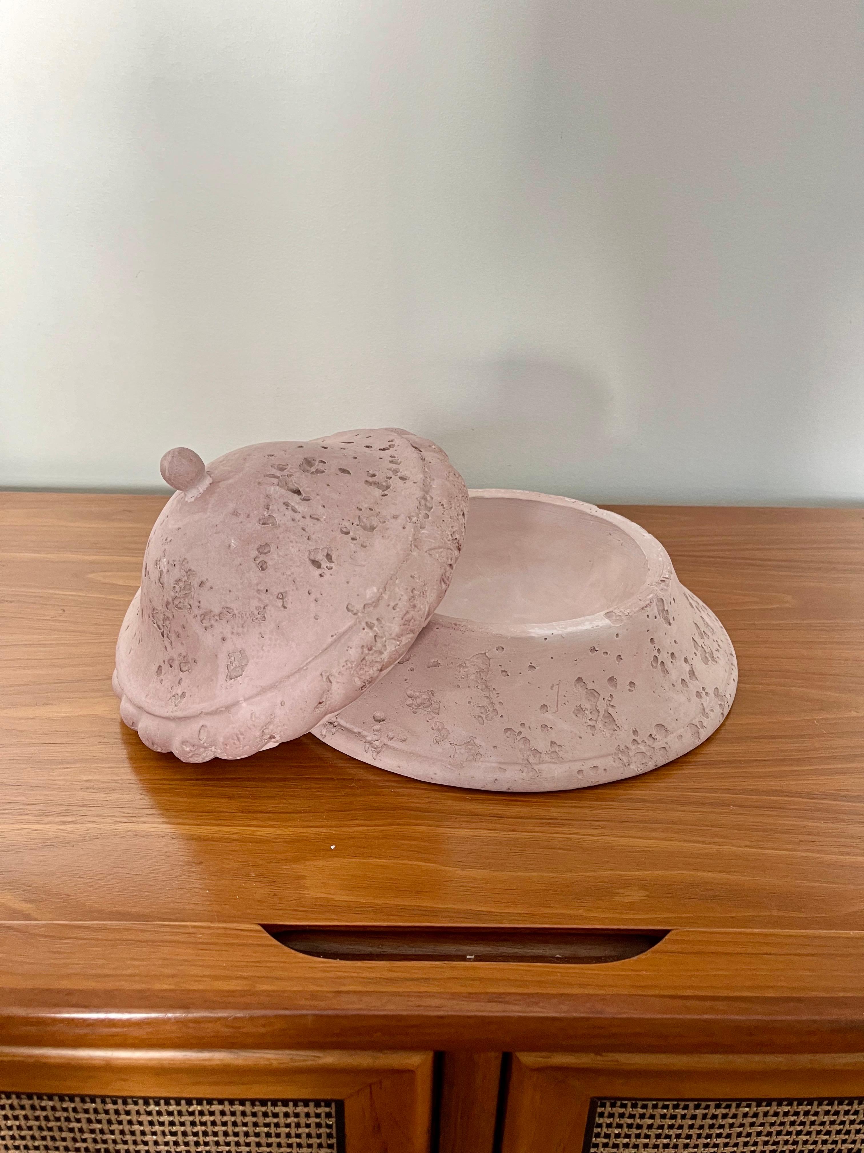 Boîte à couvercle en plâtre postmoderne en vente 1