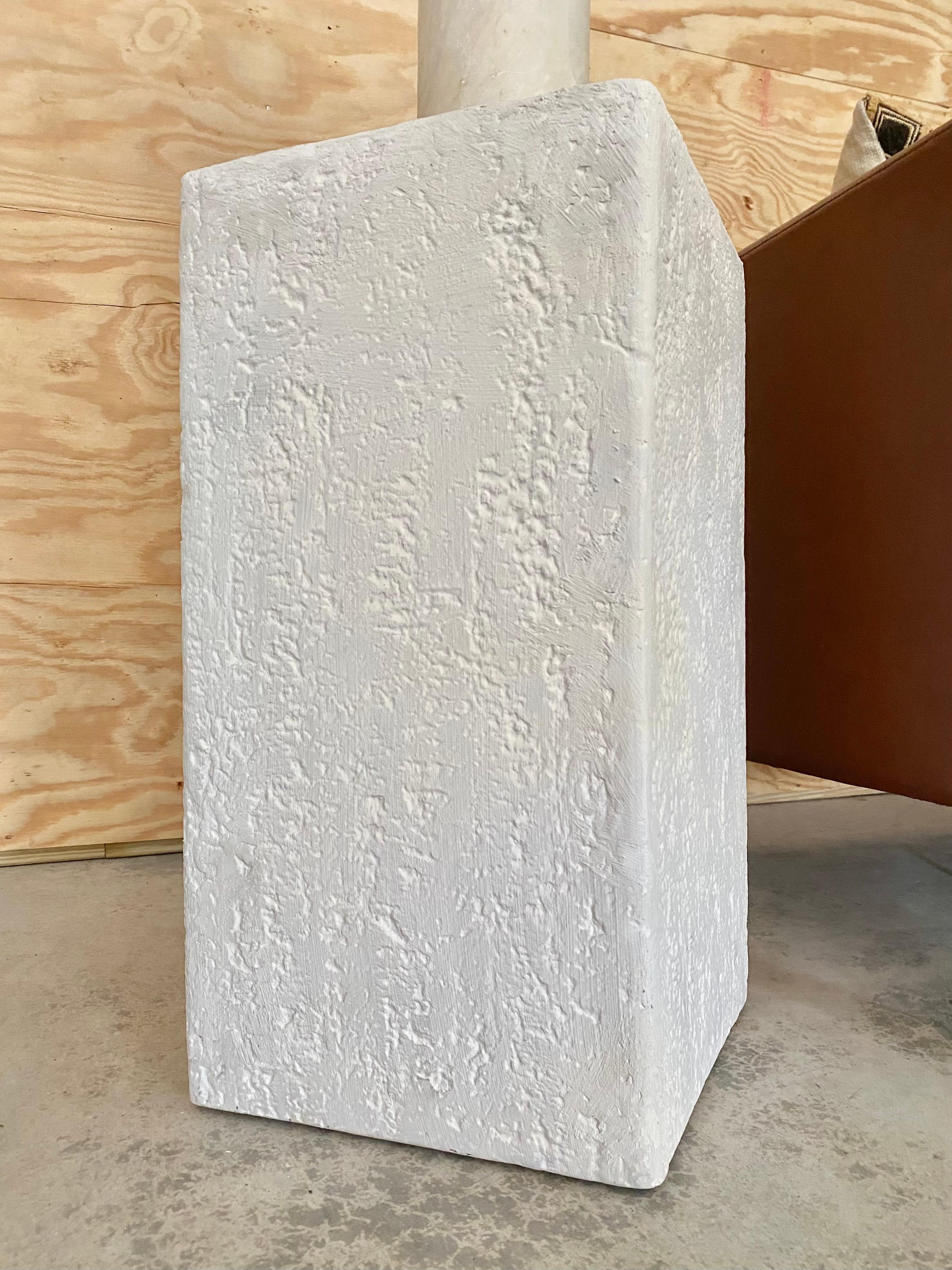 Pedestal o soporte para plantas minimalista de escayola, de los años 80, con textura punteada Organic Modern. 

Los muebles de escayola tienen una larga historia, y los primeros se atribuyen a Emilio R. Terry, un diseñador parisino que ideó y creó