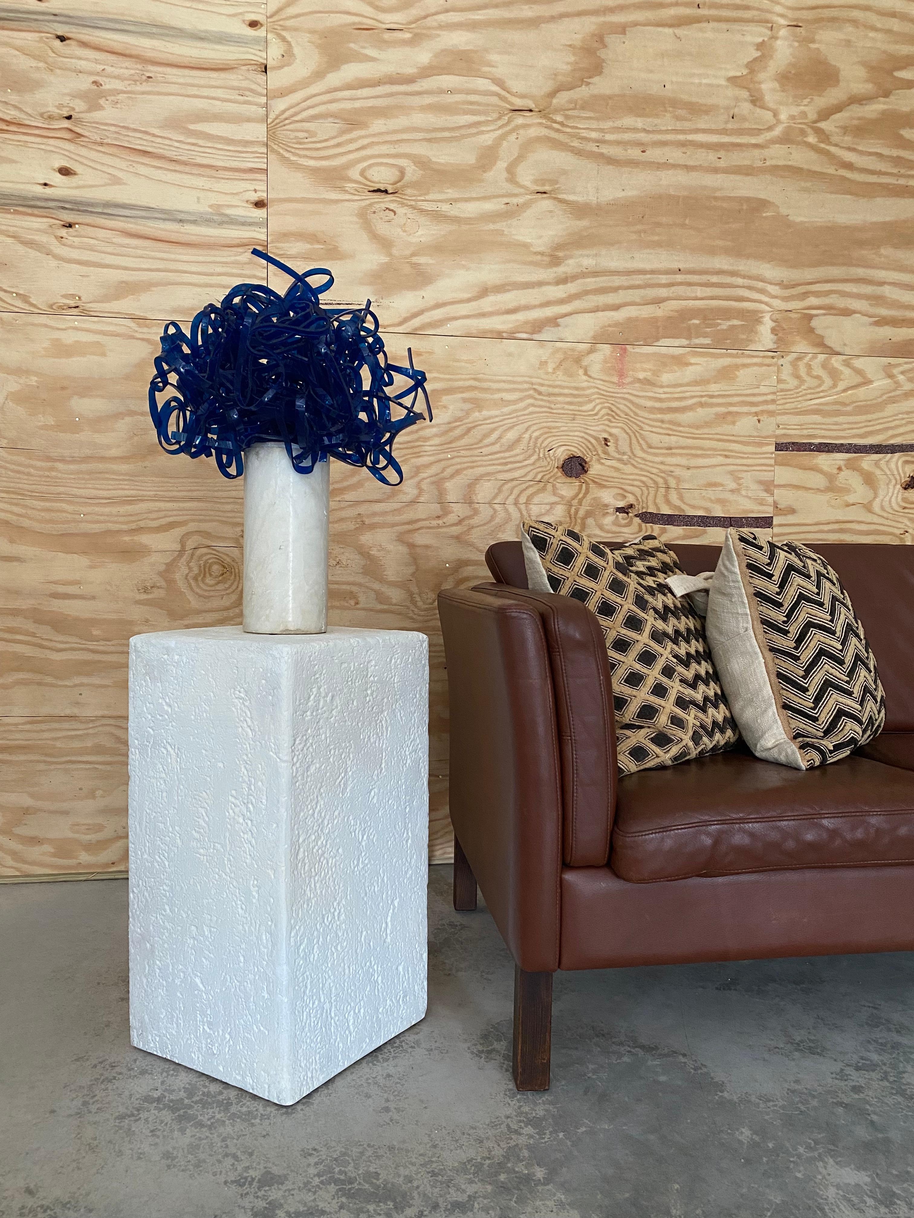 Escultura posmoderna de escayola Pedestal / Soporte para plantas Posmoderno en venta