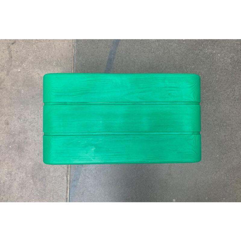 Taburete posmoderno de plástico imitación madera, años 80 siglo XX en venta