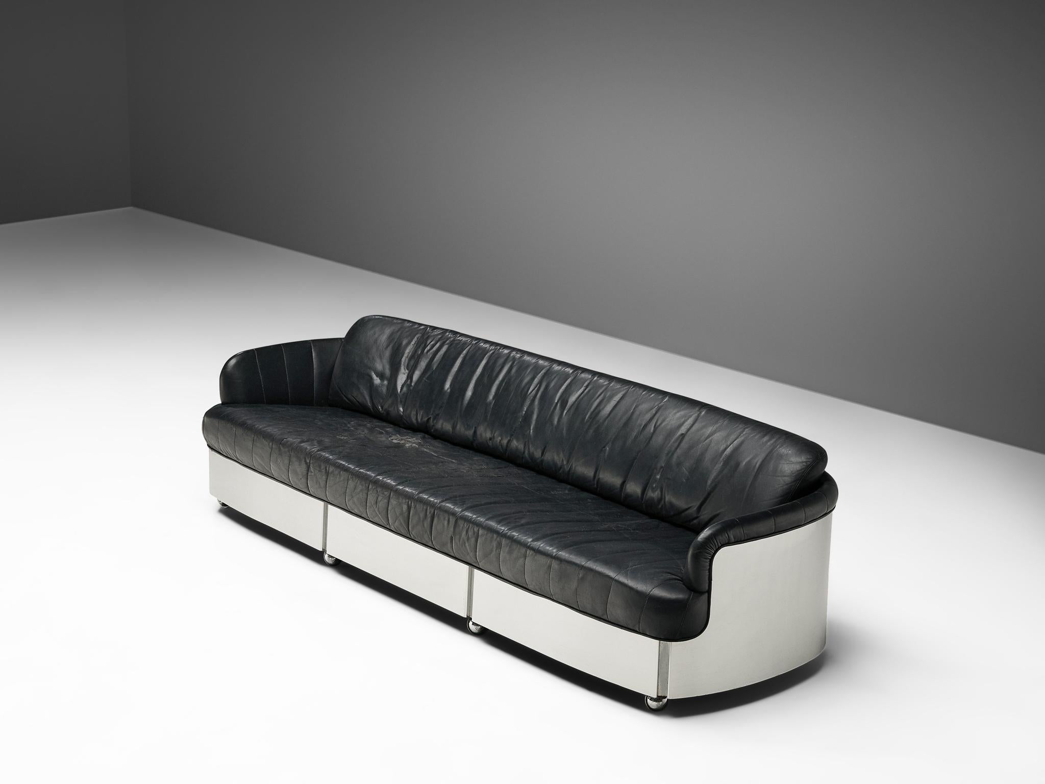 Durlet, three-seat sofa, model 'Platina', leather, aluminum, Belgium, 1970s.

The large sofa features a brushed steel shell with thick, comfortable cushions inside. The black cushioning makes sure this sofa is highly comfortable. The brushed steel