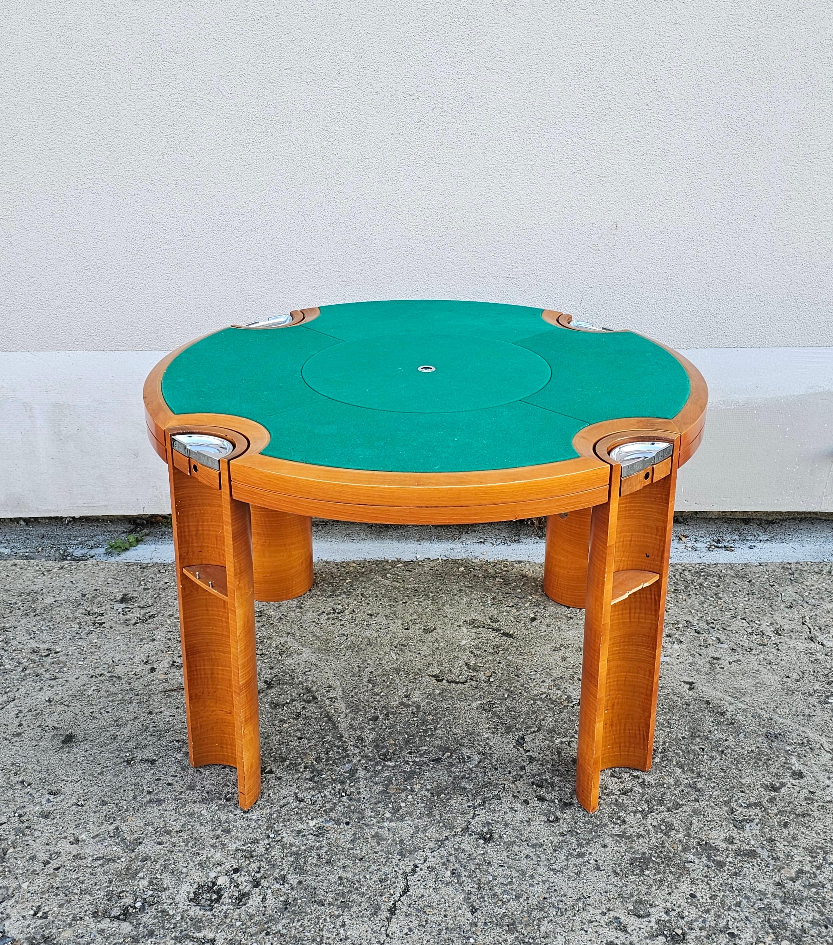 Entrez dans le monde du jeu raffiné avec l'exquise table de poker 