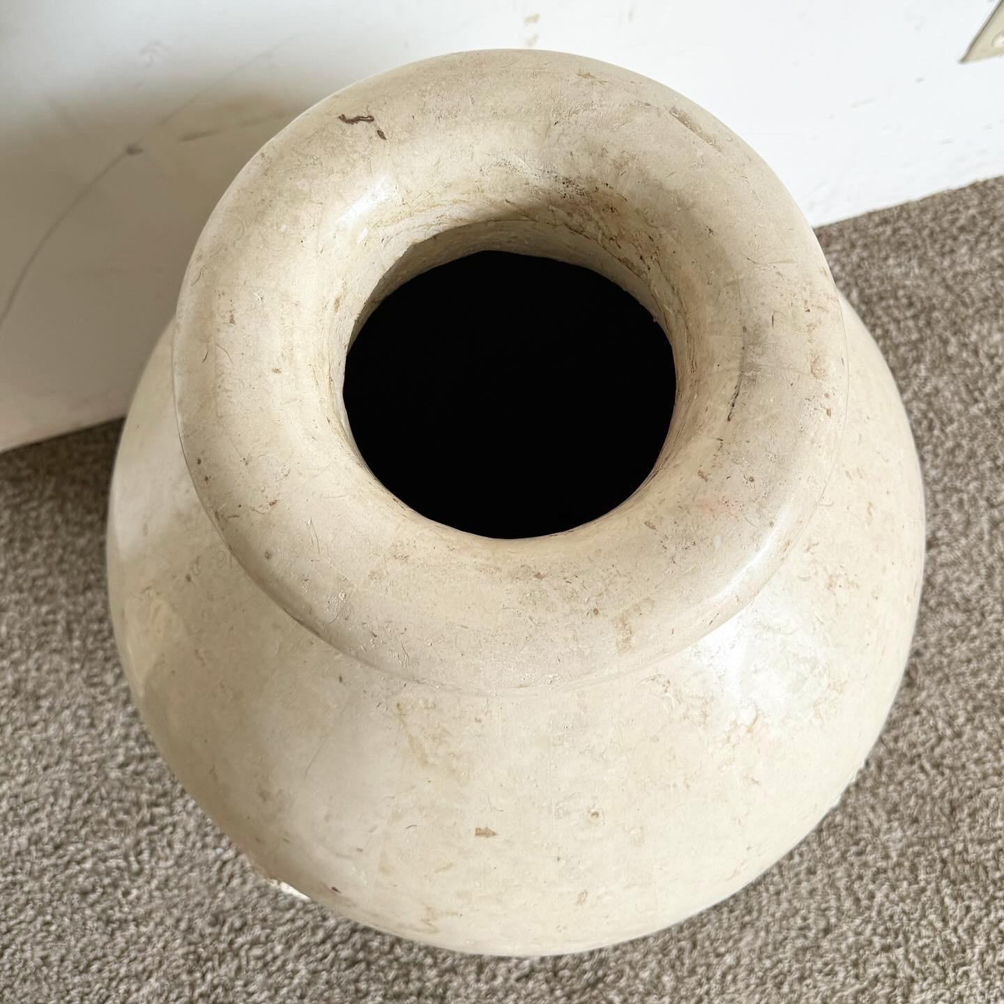 Peppen Sie Ihre Einrichtung mit der Postmodern Polished and Raw Tessellated Stone Floor Vase auf. Diese einzigartige Vase kombiniert polierten und rohen Stein und bietet einen atemberaubenden visuellen und texturellen Kontrast. Er ist ideal für
