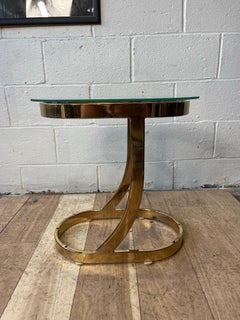 Postmoderner Beistelltisch aus poliertem Messing und Glas im skulpturalen Stil, 1980er Jahre