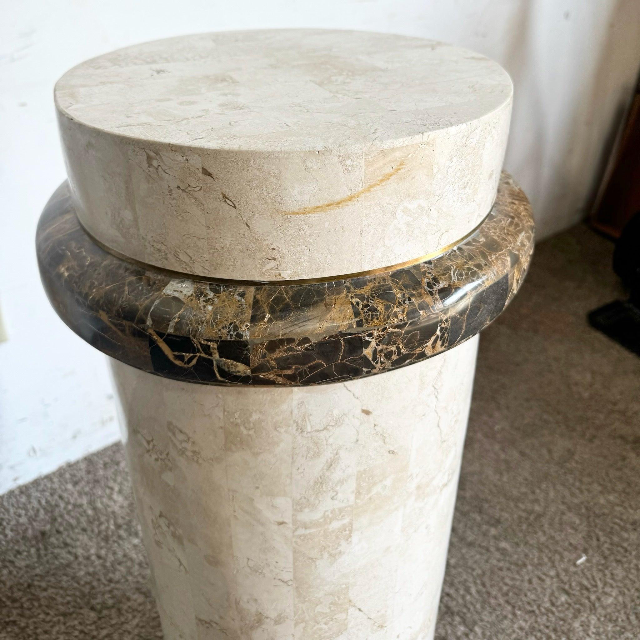 Piedistallo postmoderno in pietra tessellata con intarsio in ottone, caratterizzato da pietra beige e marrone. Ideale come espositore per opere d'arte o d'arredamento.
 
 Vendiamo gli articoli così come sono stati acquistati, senza alcun restauro o