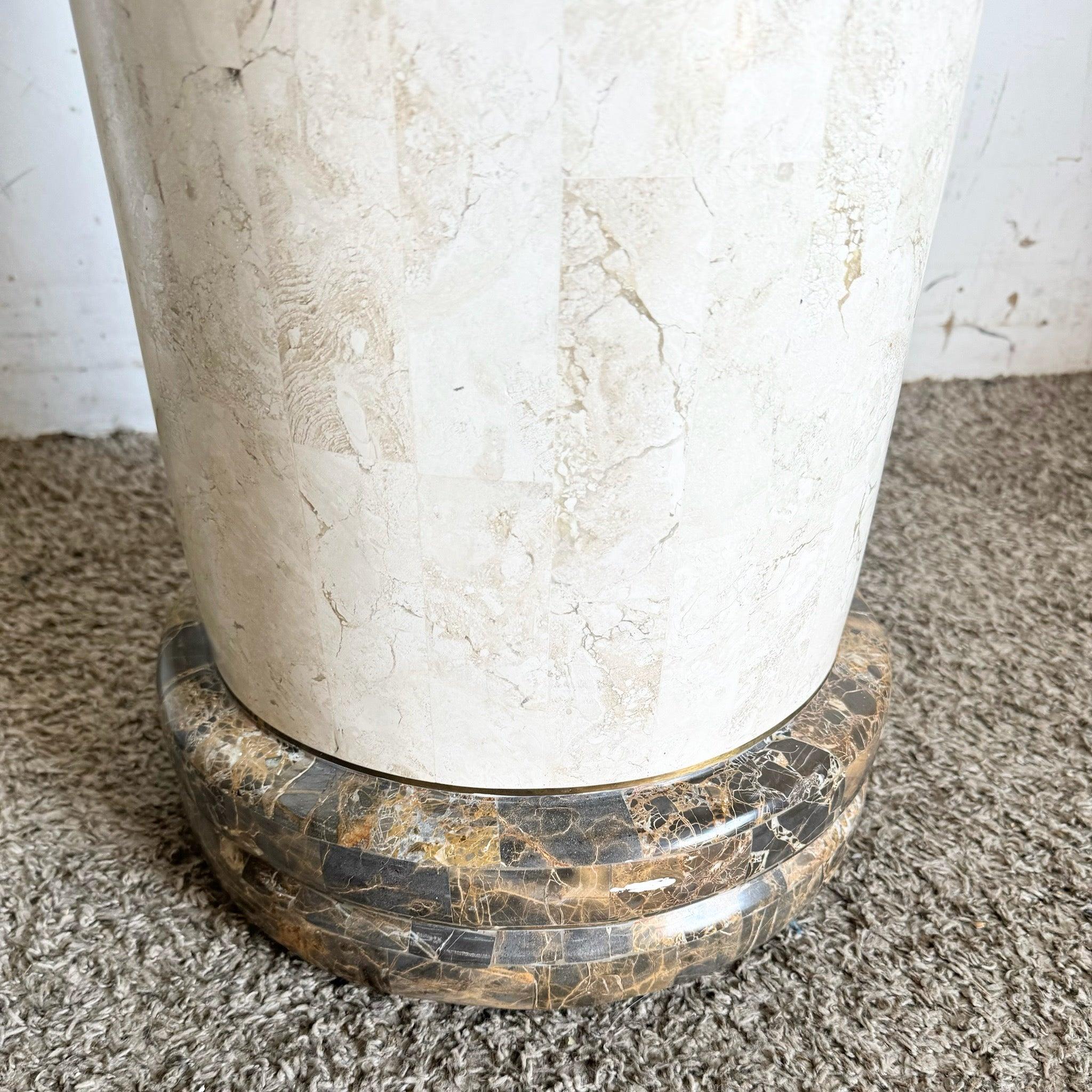 Filippino Piedistallo postmoderno in pietra tessellata beige e marrone lucidata con intarsi in ottone in vendita