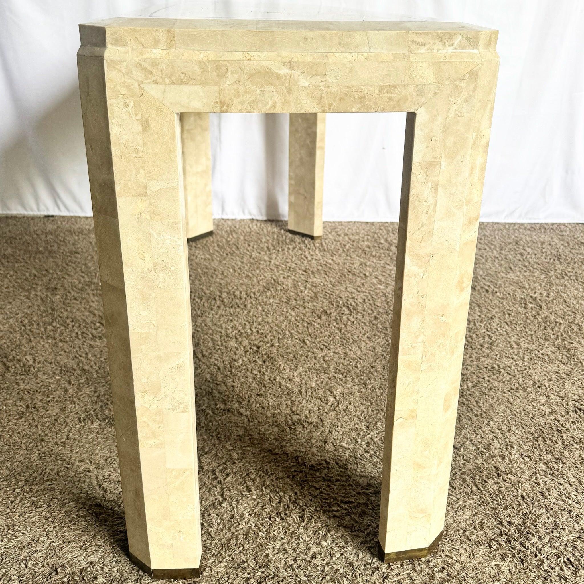 Pierre Table console postmoderne en pierre tessellée polie avec incrustation en laiton en vente